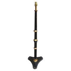 Mid Century Ebonisiert und teilweise vergoldet Nussbaum Stehlampe