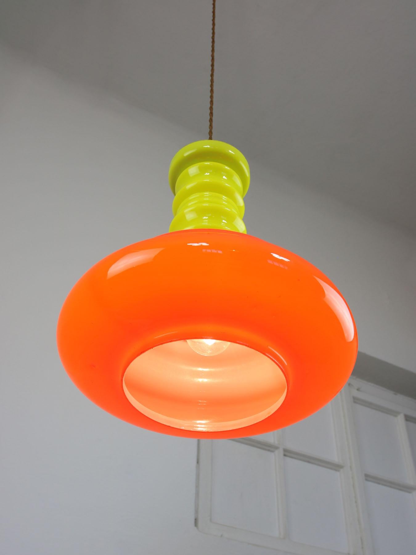 Takes one standard E27/E26 light bulb (not included). Works with 220v as well as 110v. Rewired with a vintage looking textile cable in copper color. Total height of the lamp is adjustable, length of the cable is 120cm and can be shortened to your