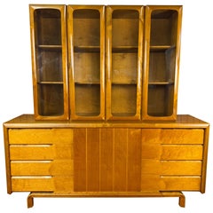 Credenza con conchiglia in vetro svedese di metà secolo di J. Edmond J. Spence