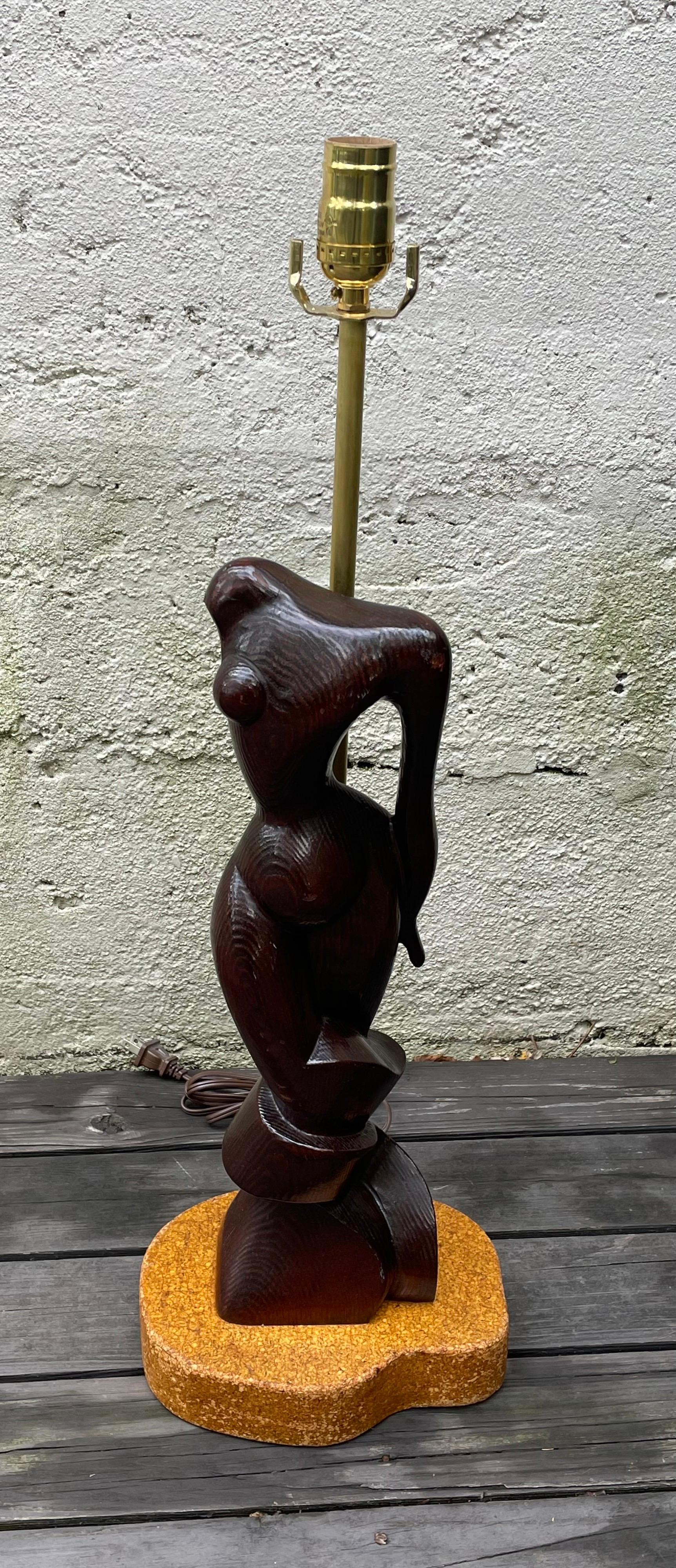 Mid Century Edward Stasack Carved Wood Sculptural Female Table Lamp, Signed In Good Condition For Sale In Bedford Hills, NY