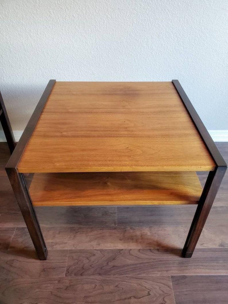 Ein schöner Beistelltisch aus der Mitte des Jahrhunderts, Modell 426A, entworfen von Edward Wormley (Amerikaner, 1907-1995) für Dunbar Furniture; Berne, Indiana. 

Der zweistöckige Modernist-Tisch besteht aus einem reichhaltigen, dunkel gebeizten