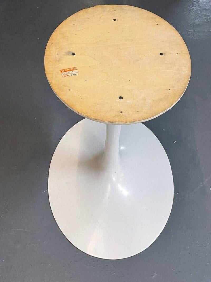 Mid-Century Modern Table de salle à manger du milieu du siècle dernier d'Eero Saarinen pour Knoll, table centrale, revernie en vente