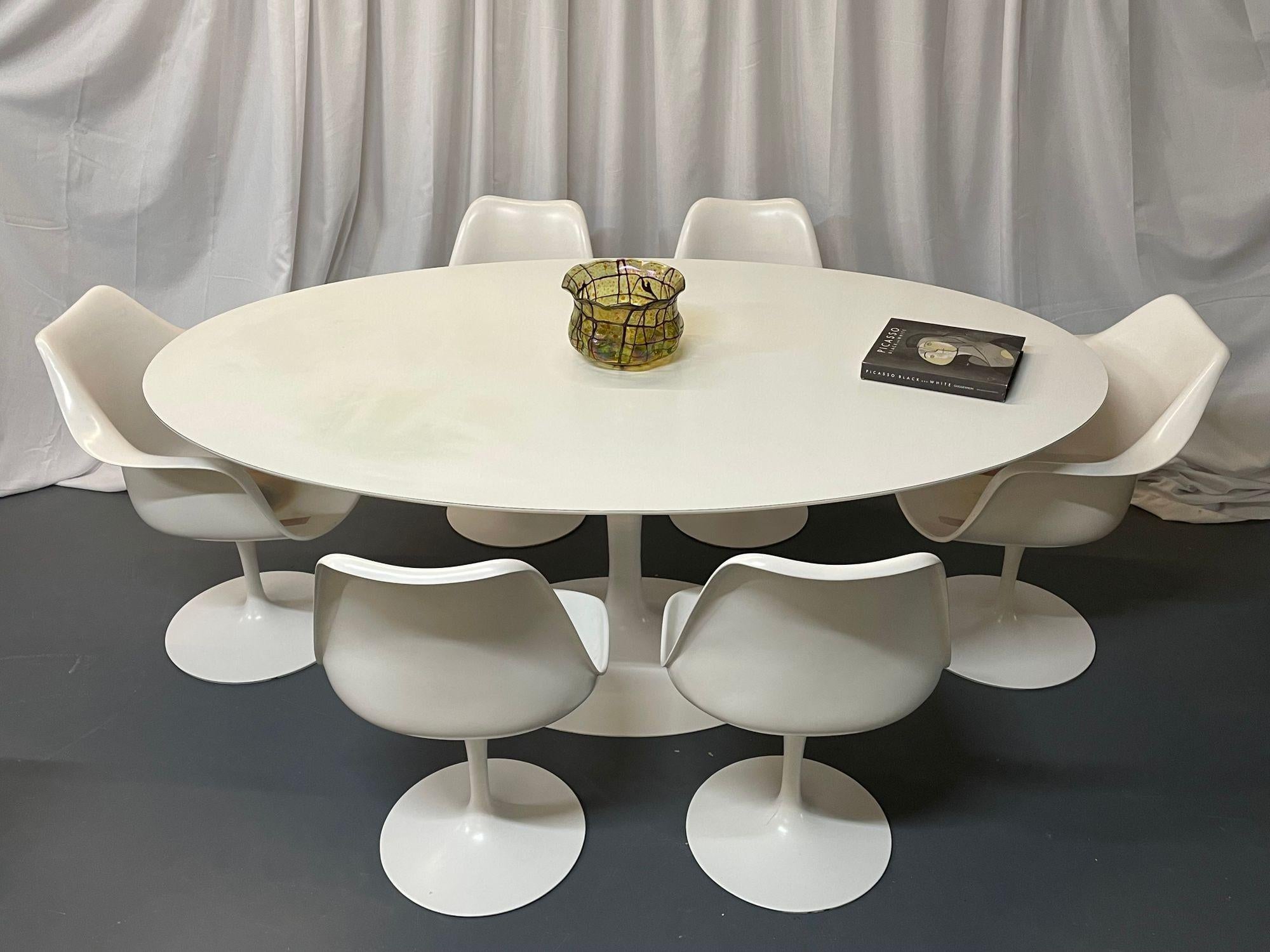 Mid Century Modern Eero Saarinen for Knoll dining table and six chairs, Refinished, Vintage
 
From the late 1940s through the 1950s Eero Saarinen designed many of the most recognizable Knoll pieces, including the Tulip Chairs and Pedestal Tables.