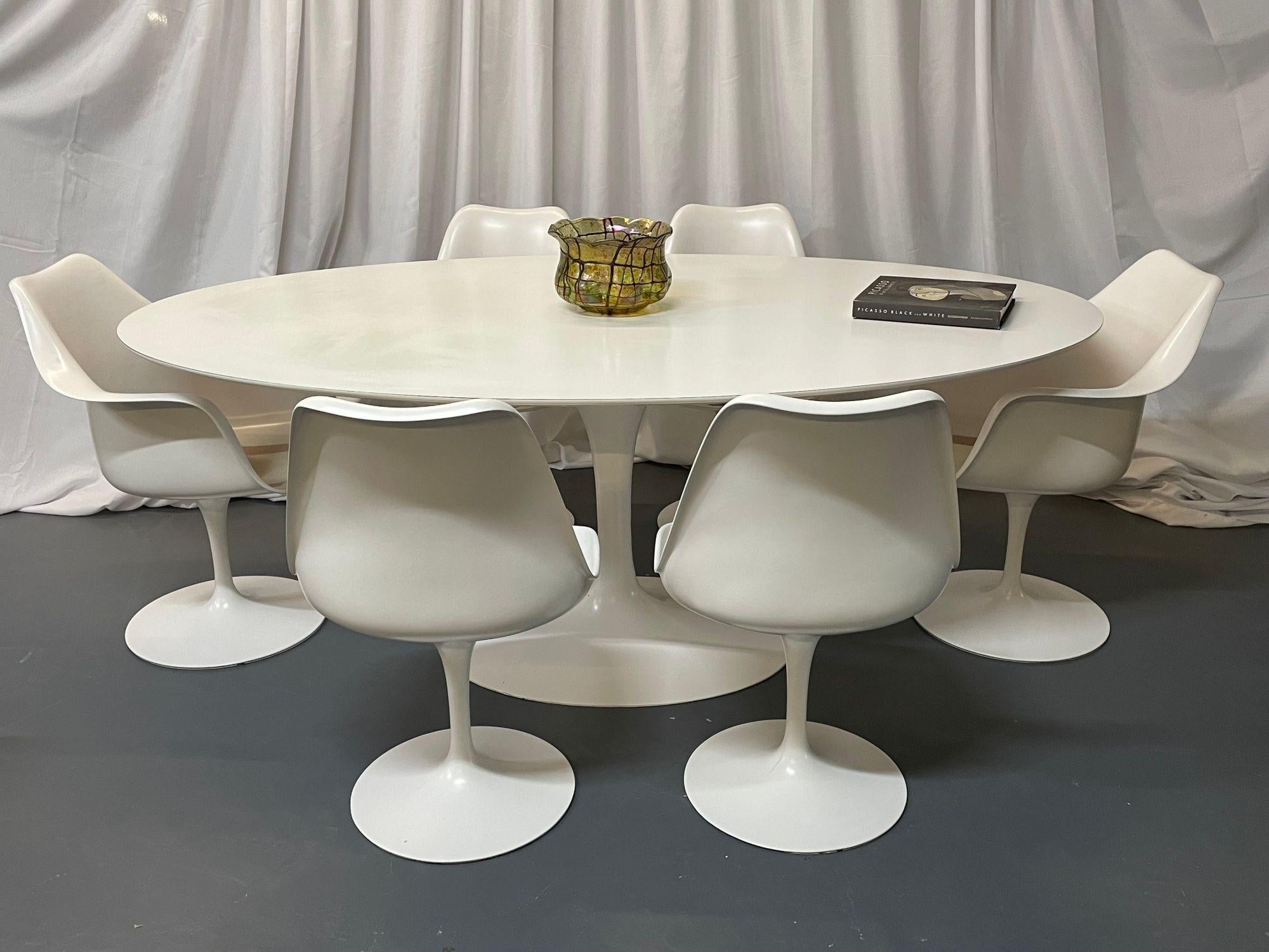 Mid Century Eero Saarinen for Knoll Dining Table, Six Chairs, Refinished In Good Condition In Stamford, CT