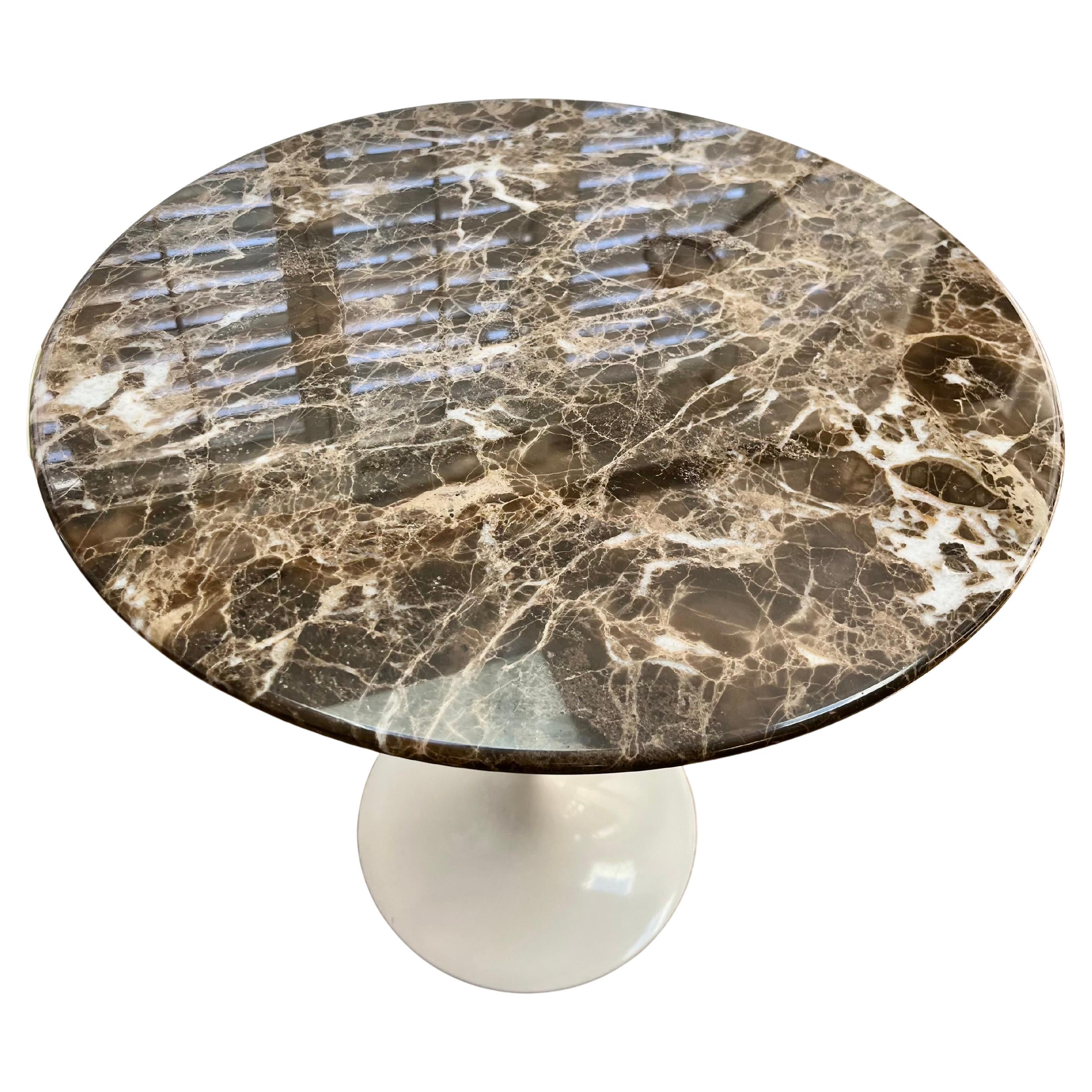 Mid Century Eero Saarinen style marble top tulip side table by Knoll For Sale