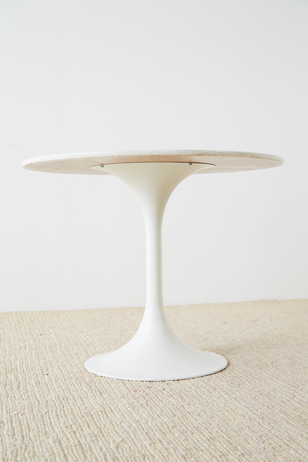 Midcentury Eero Saarinen Style White Tulip Table In Good Condition In Rio Vista, CA