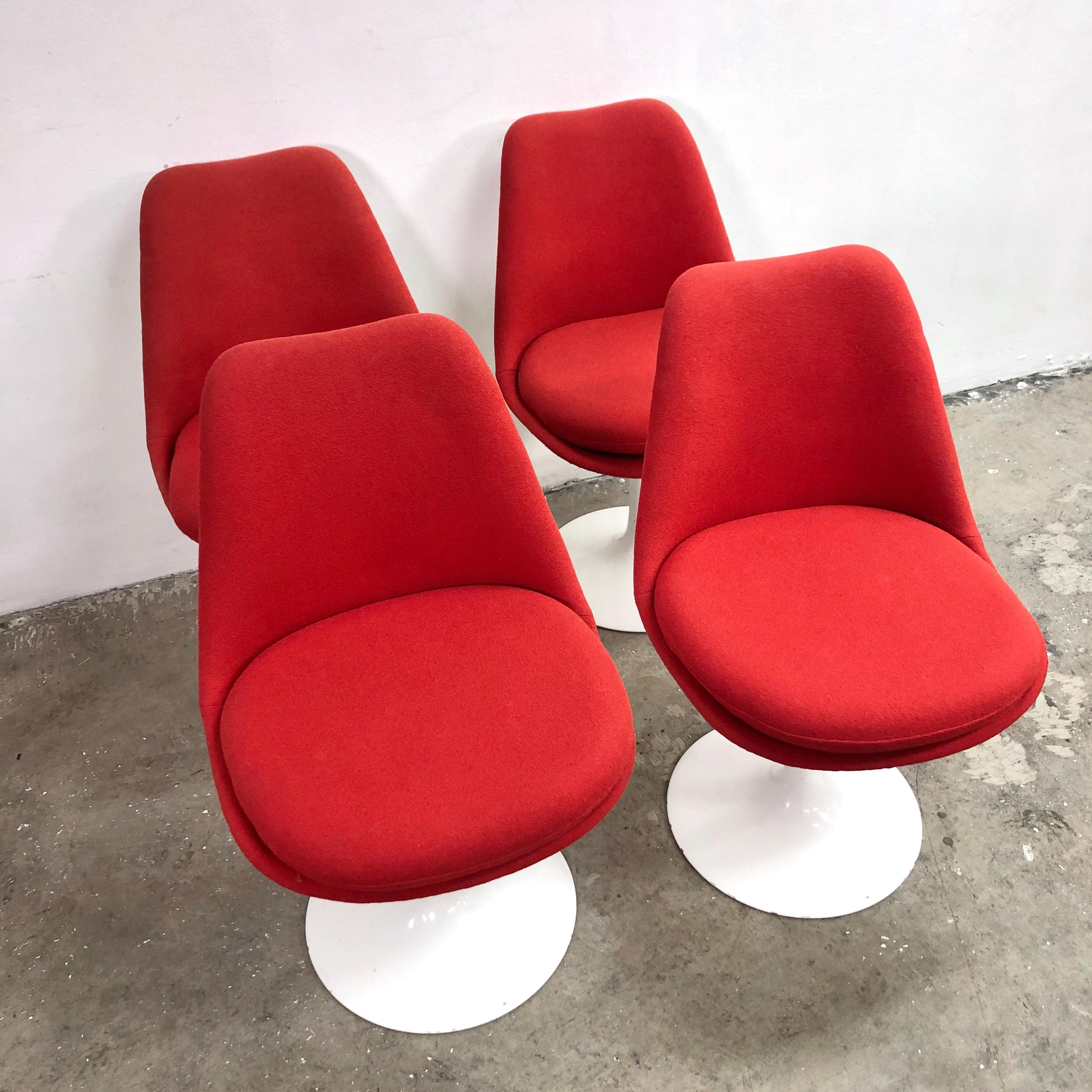 Great mid century C1960s original Eero Saarinen for Knoll five piece dining suite. The set consists of 4 original fiberglass swivel tulip style dining chairs with matching pedestal round marble table. The table base is the early original cast iron