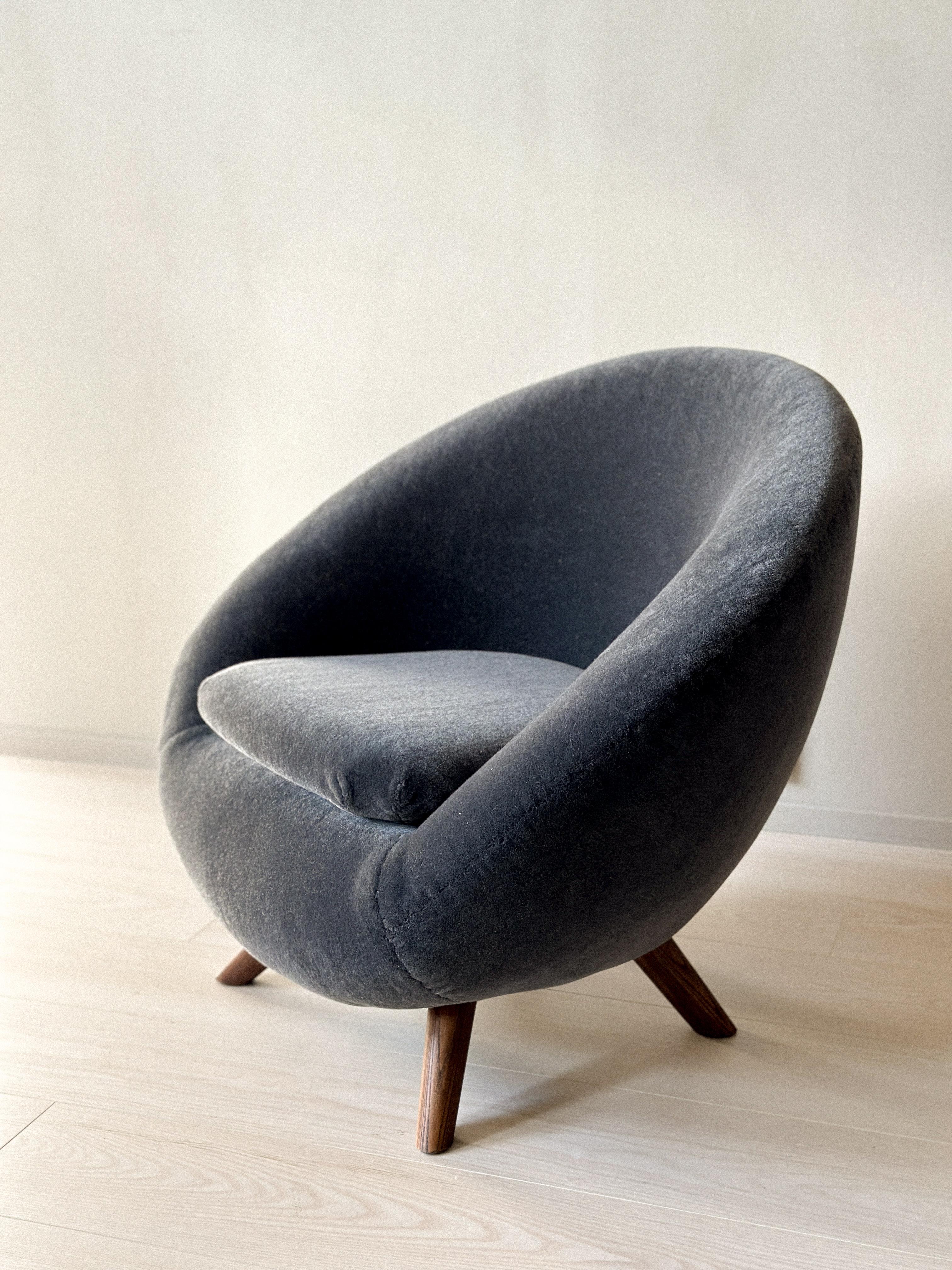 Mid-Century Egg Chair in Alpaca Wool, Scandinavia, circa 1960s 5