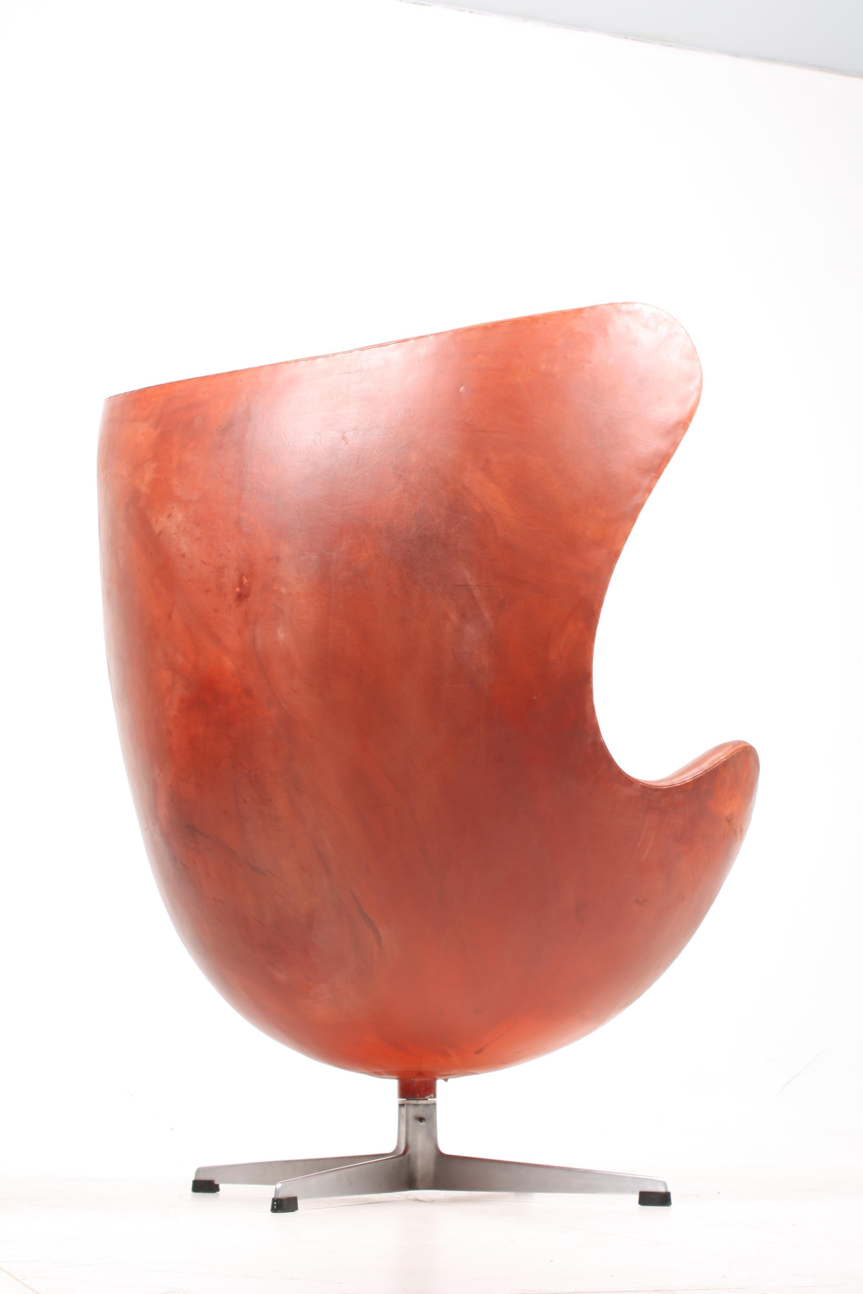Midcentury Egg Chair in Patinated Leather by Arne Jacobsen, Danish, 1960s 2