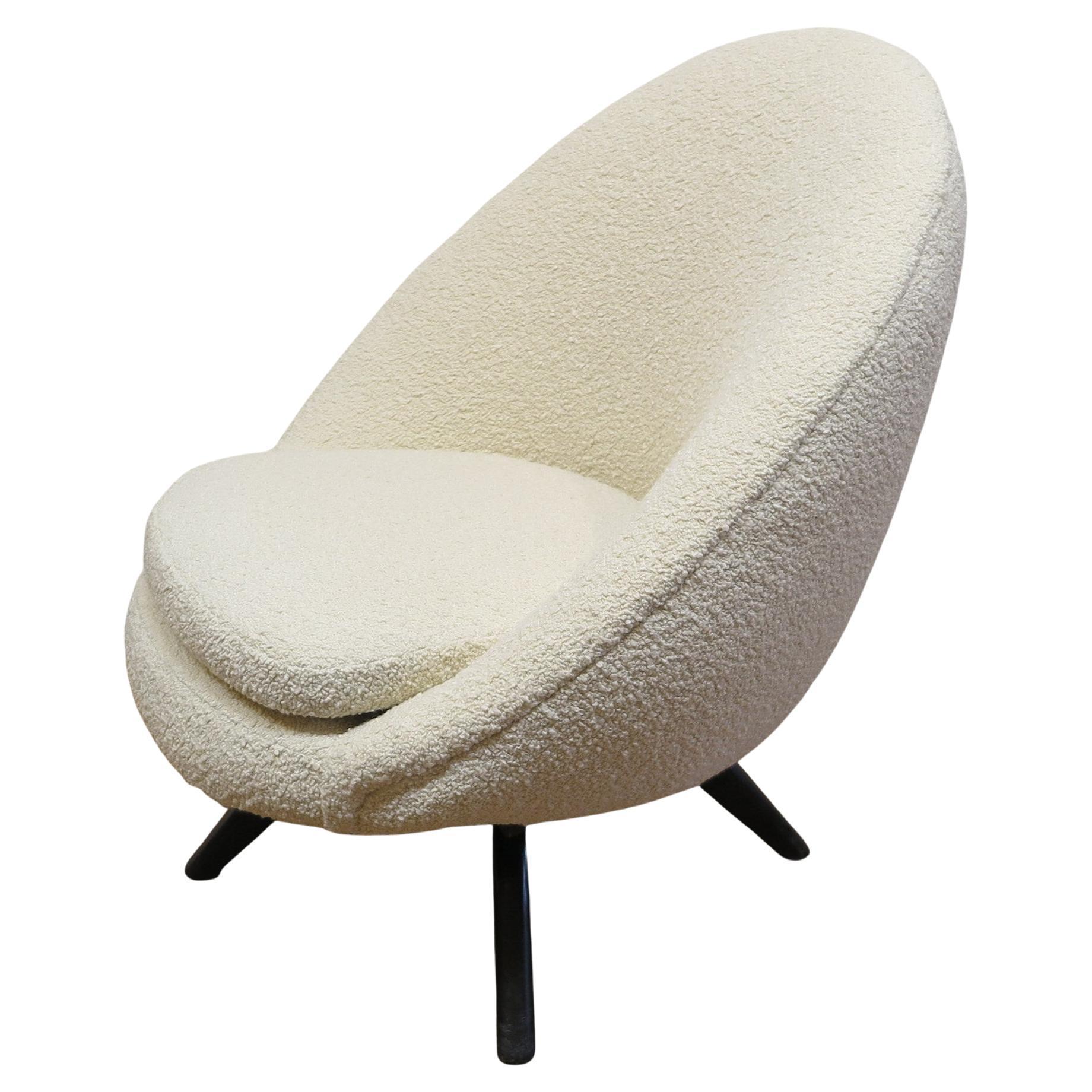 Mid-Century Modern egg chair, pod chair, on swivel base. Mid Century Swivel Egg Chair made by 