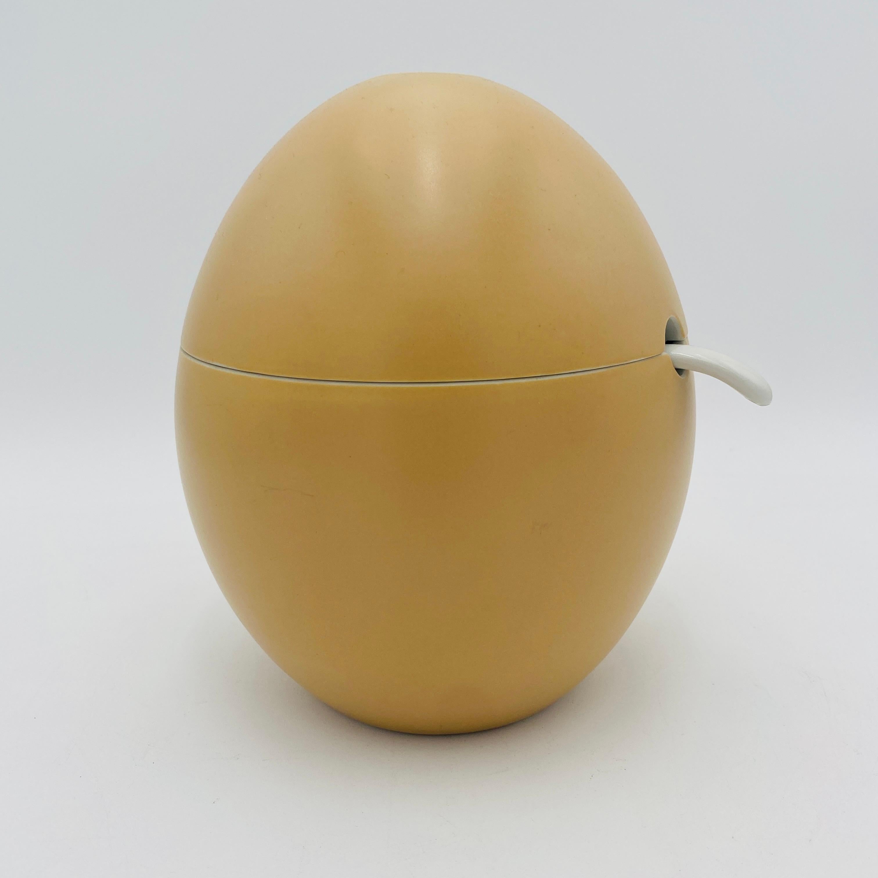 Questa è una zuppiera a forma di uovo di metà secolo realizzata da Environmental Ceramics a San Francisco, California. Include tre pezzi originali: un coperchio sollevabile con foro per le dita, un piatto con apertura per il mestolo e il mestolo. Un