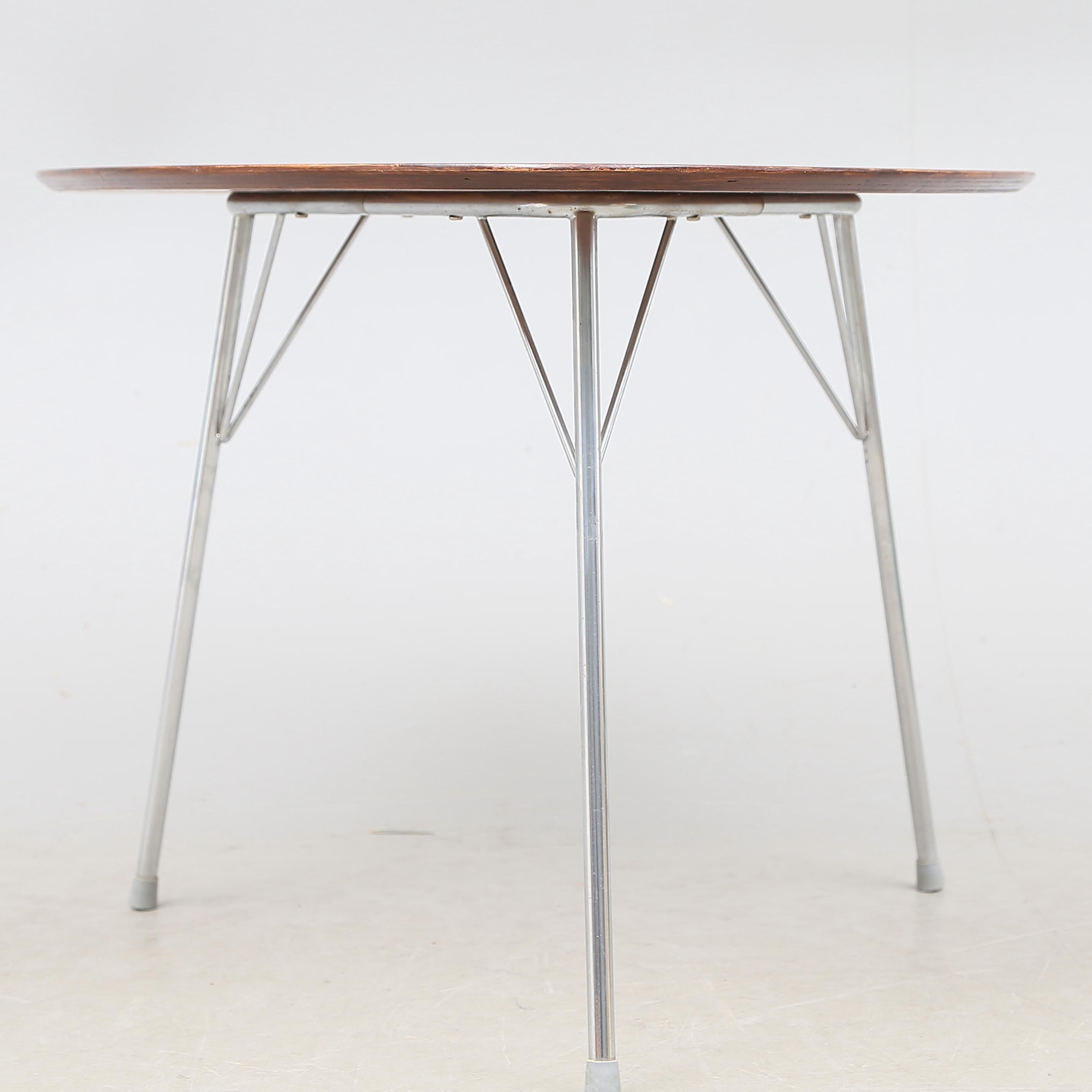 Arne Jacobsen Egg Table, modèle 3606, Table d'appoint conçue en 1952. Il s'agit d'une version plus petite de la table Egg, plus grande, conçue par Arne Jacobsen pour compléter sa 