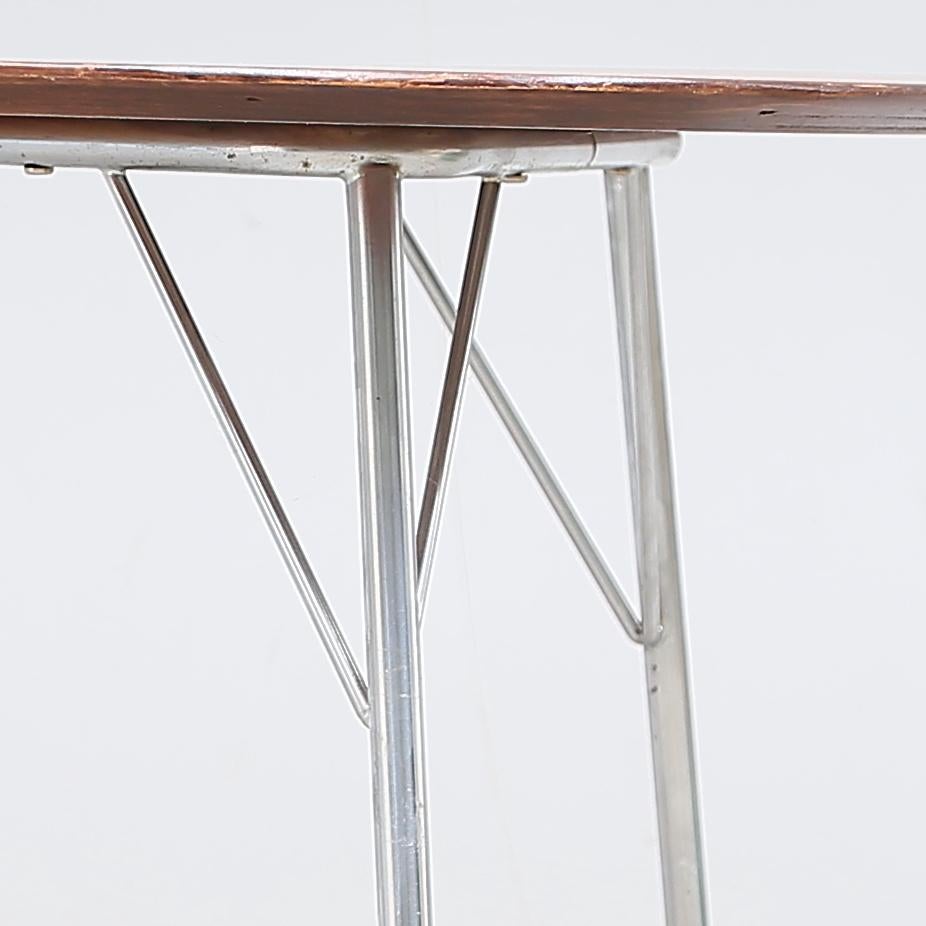 Danois Table œuf du milieu du siècle dernier par Arne Jacobsen en vente