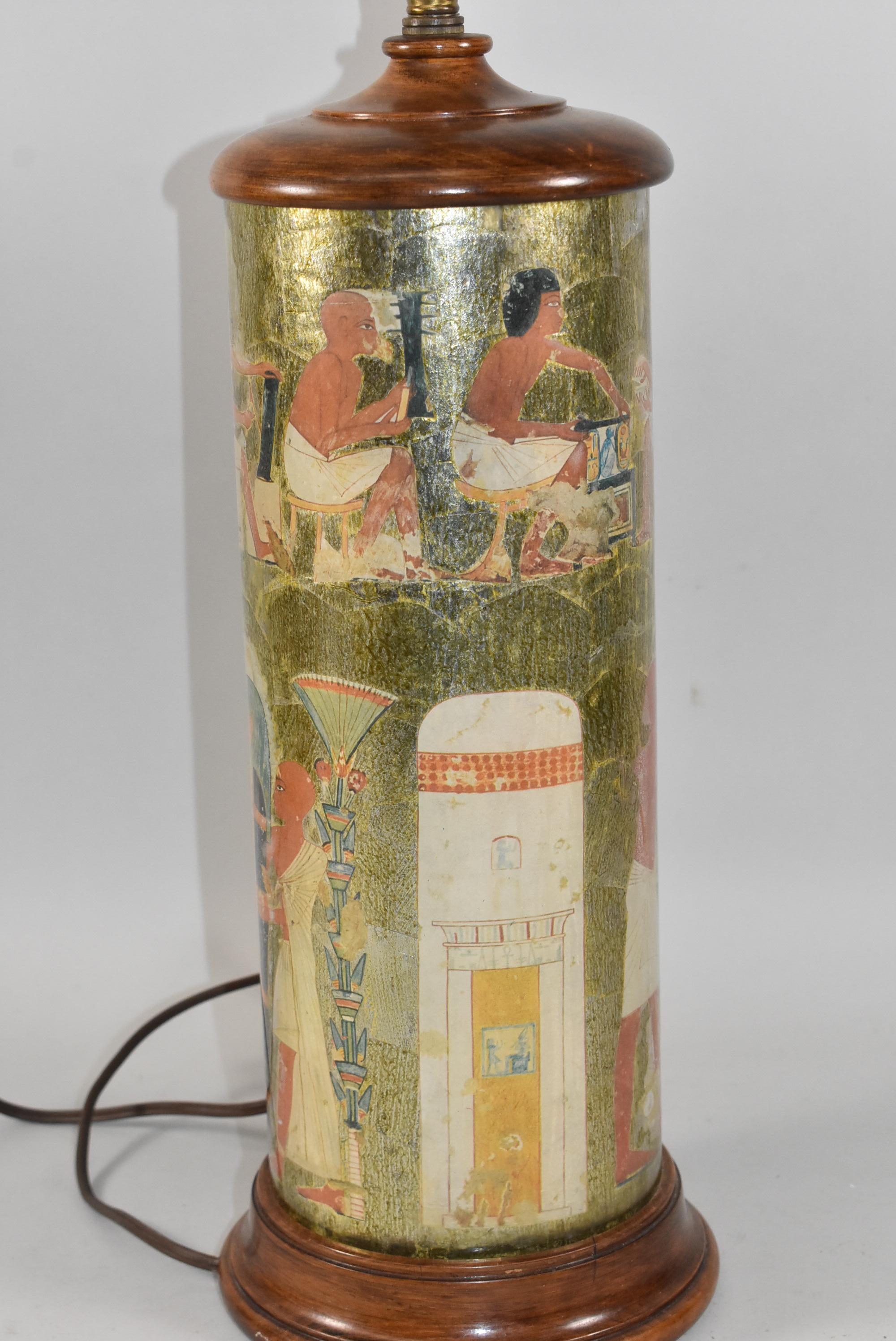 20ième siècle Lampe de table en verre à motif égyptien du milieu du siècle en vente