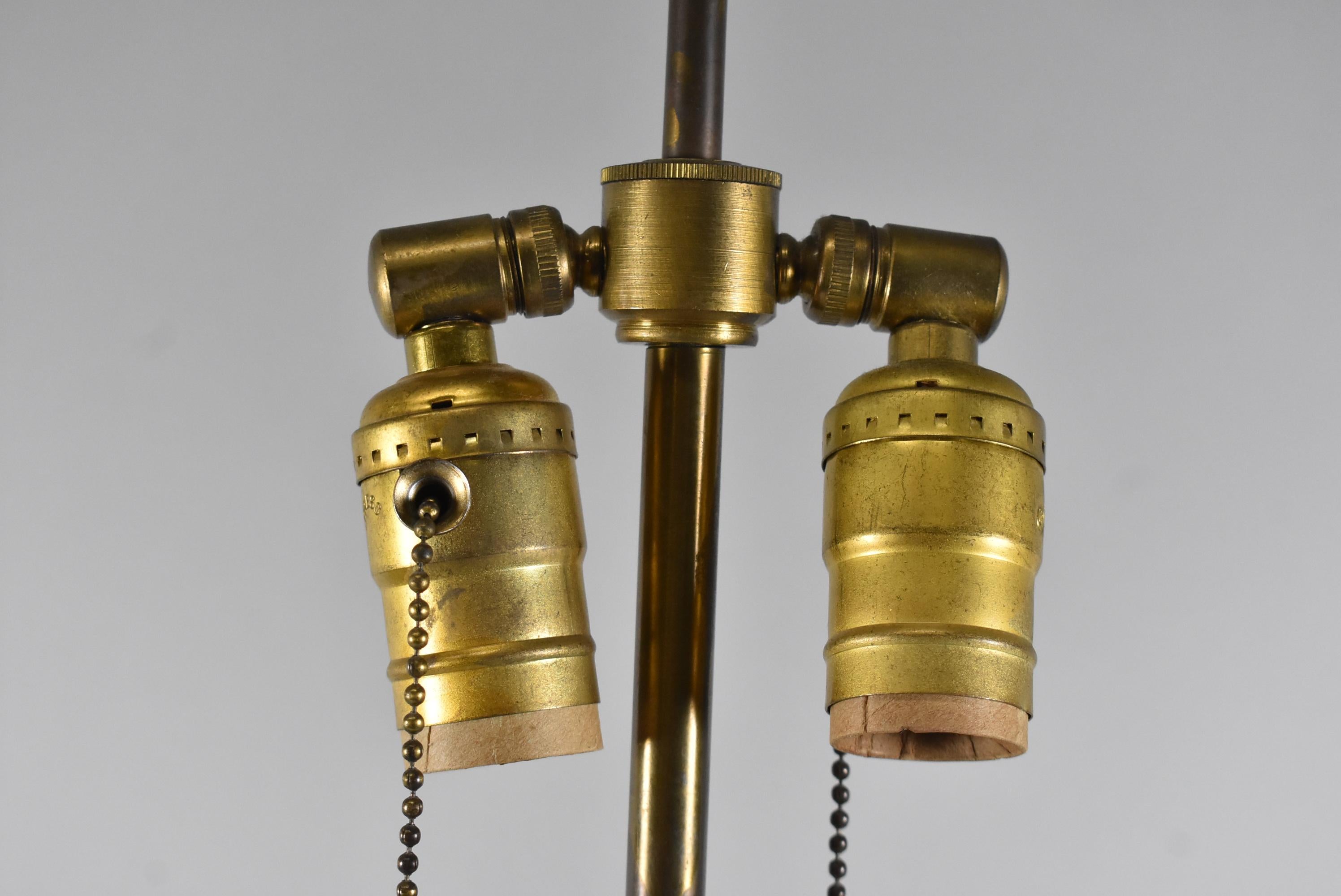 Verre Lampe de table en verre à motif égyptien du milieu du siècle en vente