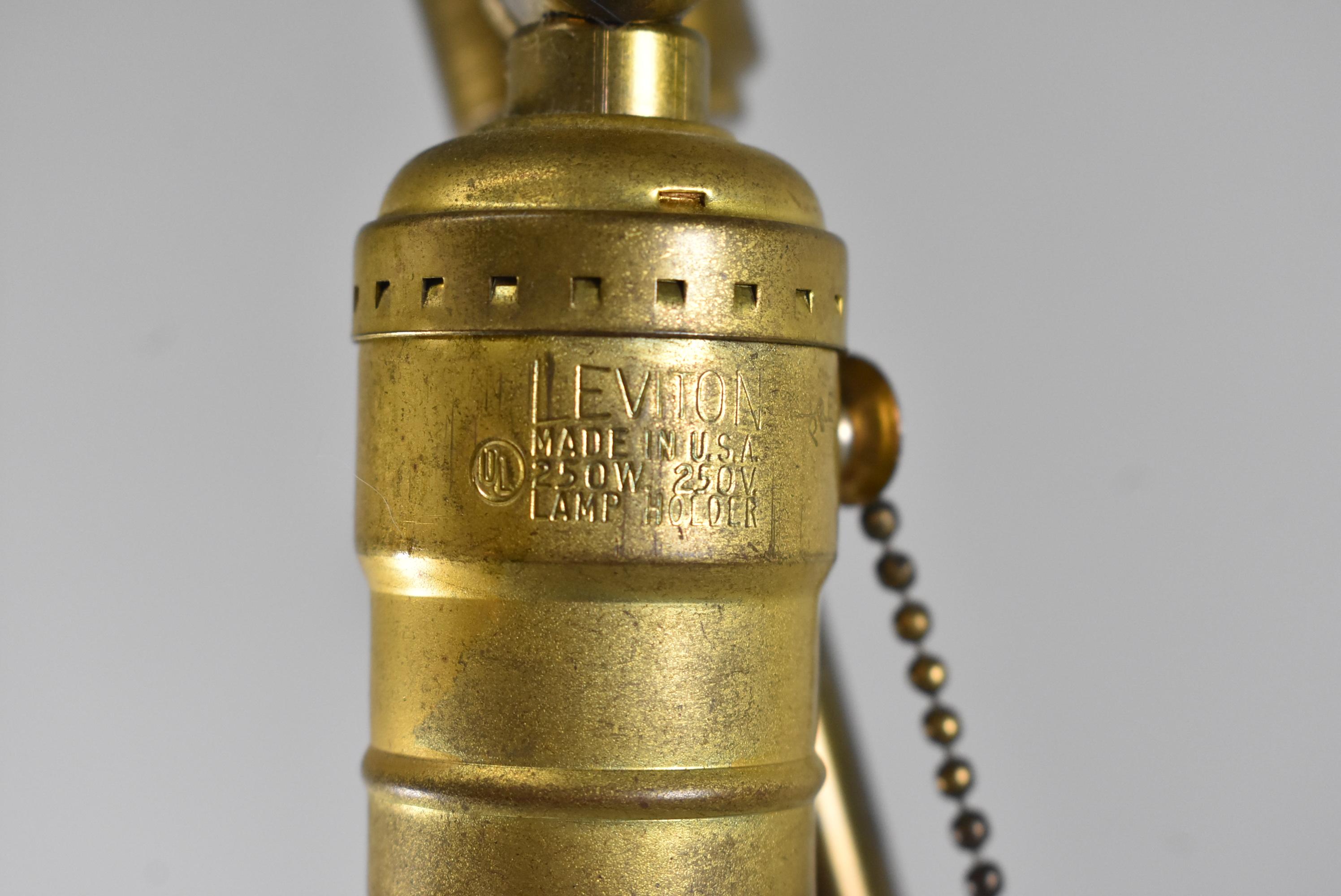 Lampe de table en verre à motif égyptien du milieu du siècle en vente 1