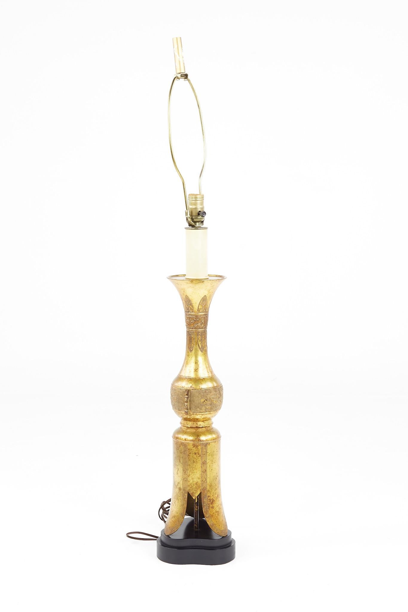 Ägyptische Mid-Century-Tischlampe mit ägyptischem Motiv aus Goldmetall (Moderne der Mitte des Jahrhunderts) im Angebot