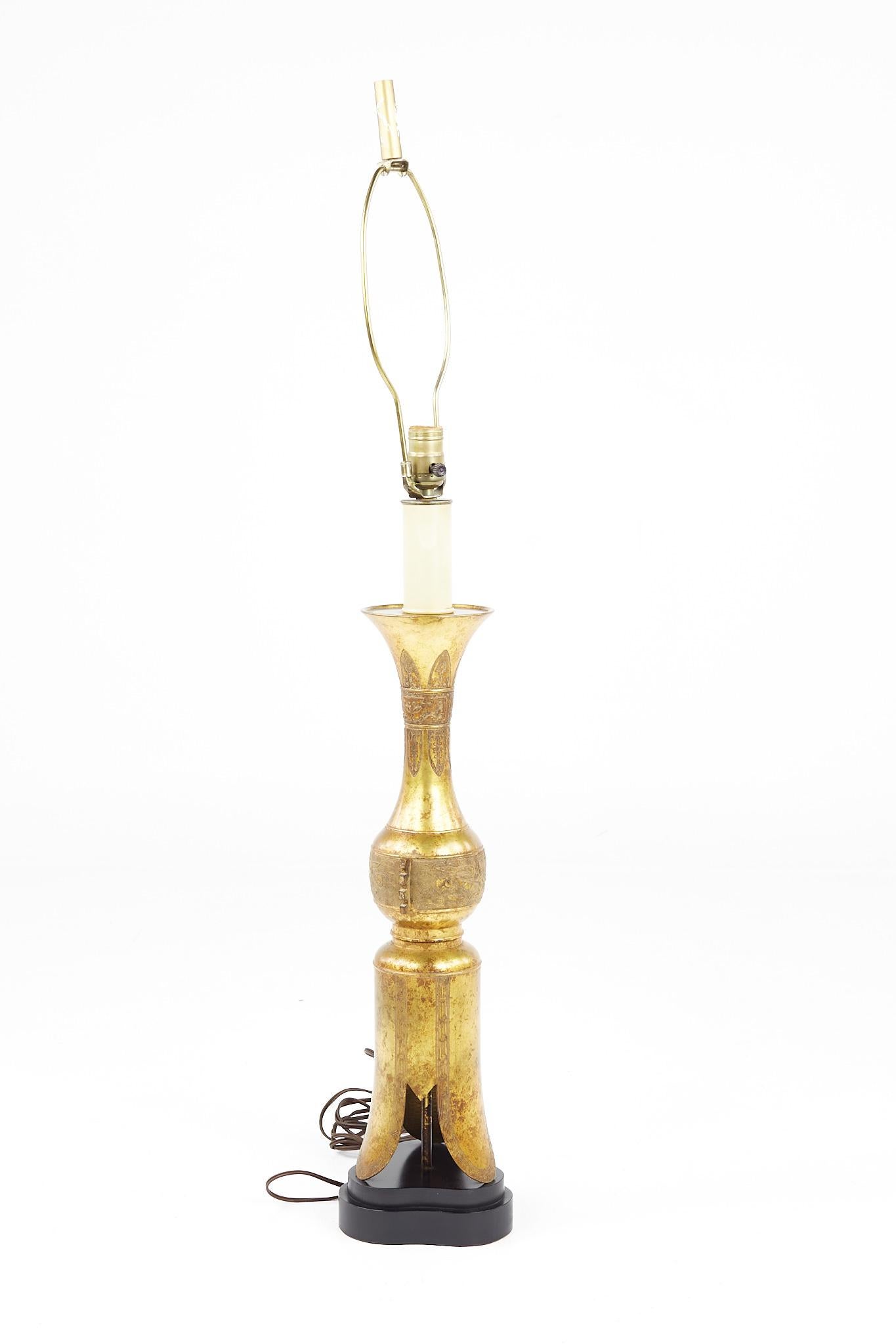 Ägyptische Mid-Century-Tischlampe mit ägyptischem Motiv aus Goldmetall im Zustand „Gut“ im Angebot in Countryside, IL