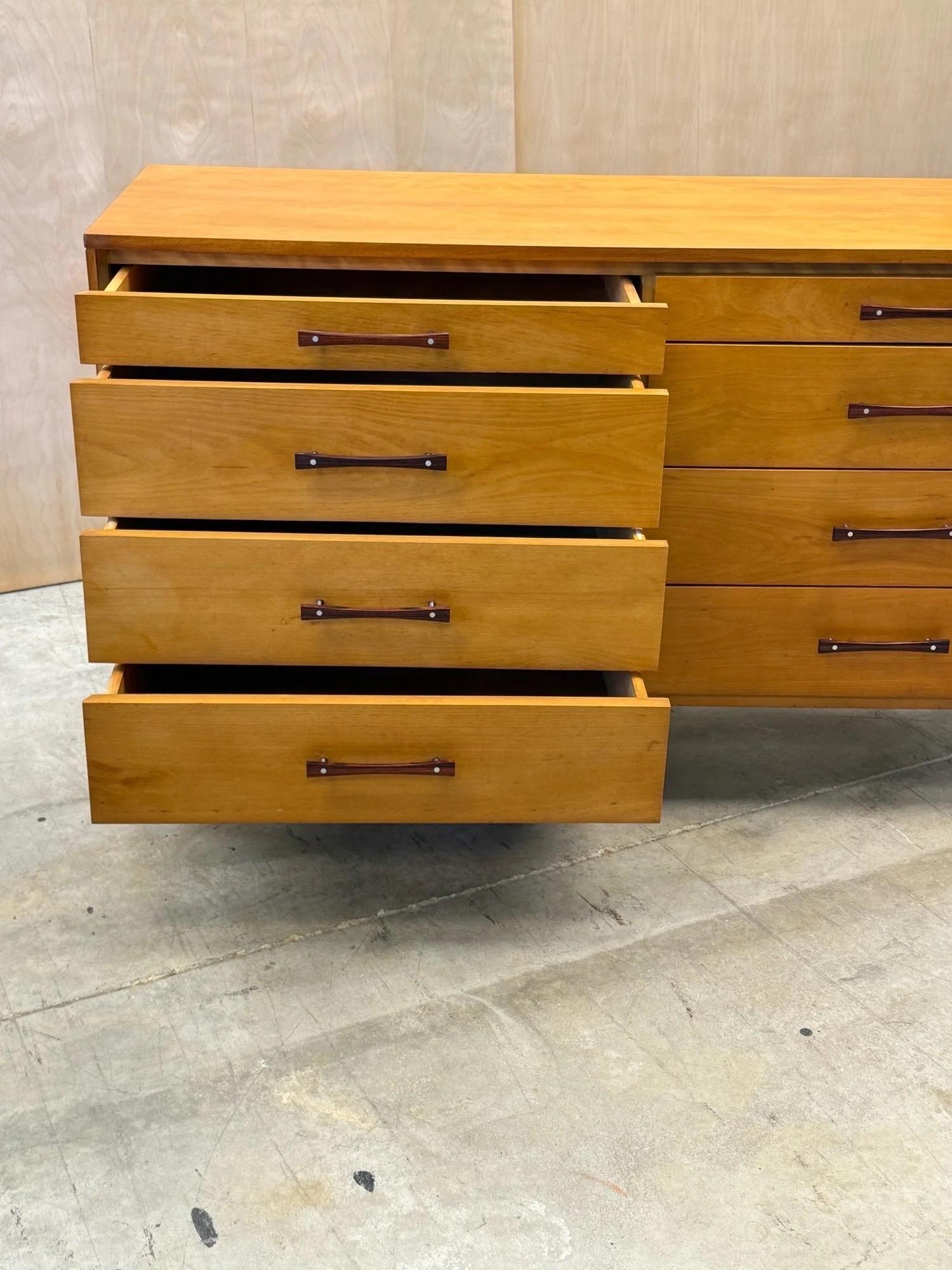 Mid-Century moderno Comò a otto cassetti 