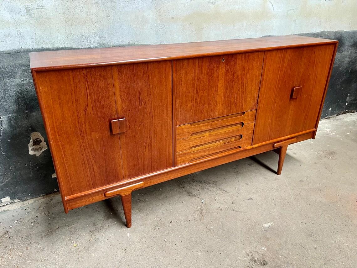 Mid-Century Ejvind A. Johanson teak high sideboard with middle desk section and  In Good Condition In Hudson, NY