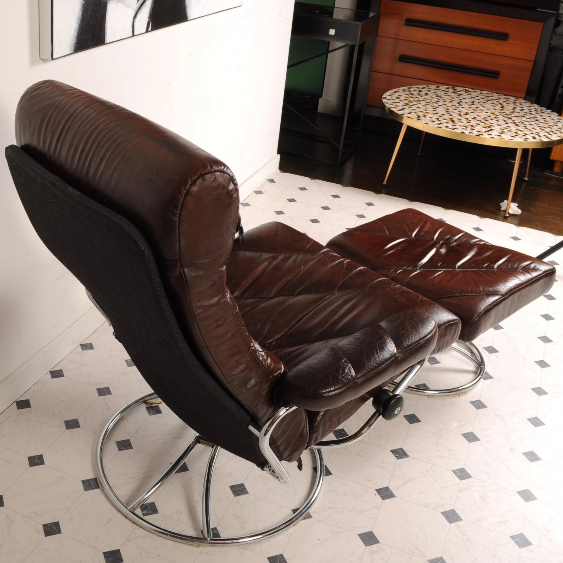 Midcentury Ekornes Stressless Brown Leather Lounge Chair and Ottoman In Good Condition For Sale In New London, CT