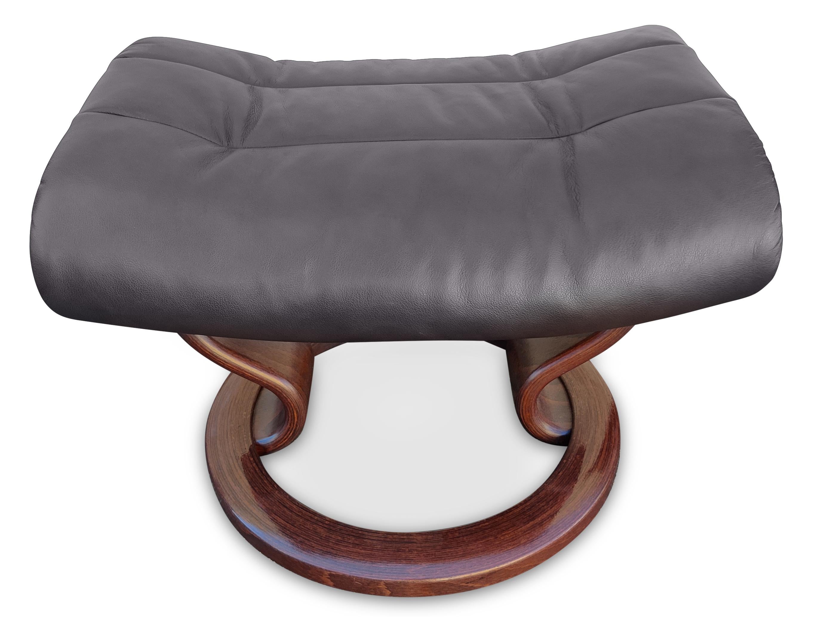 Contemporary Mid-Century Ekornes Stressless Brown Leather Recliner or Lounge & Ottoman Medium For Sale