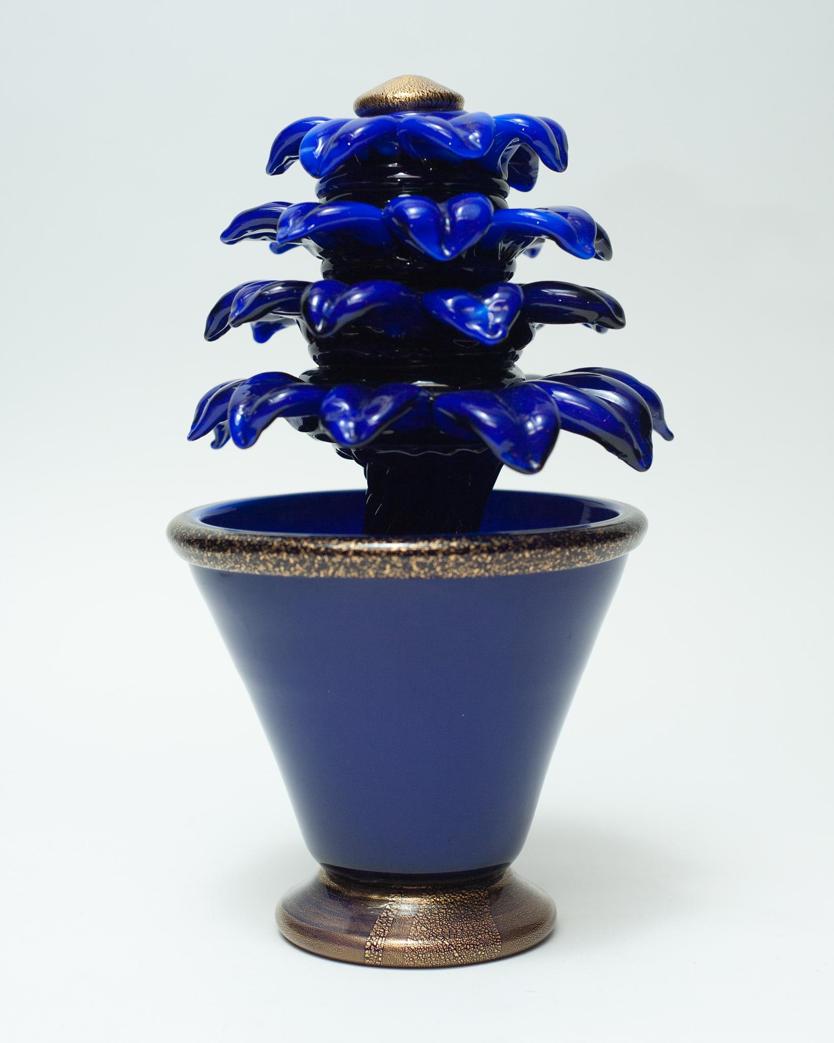 Une étonnante sculpture de fleur en verre de Murano bleu électrique, avec des feuilles d'or incorporées dans le verre et un riche ton bleu. Magnifiquement fabriqué à la main en Italie.