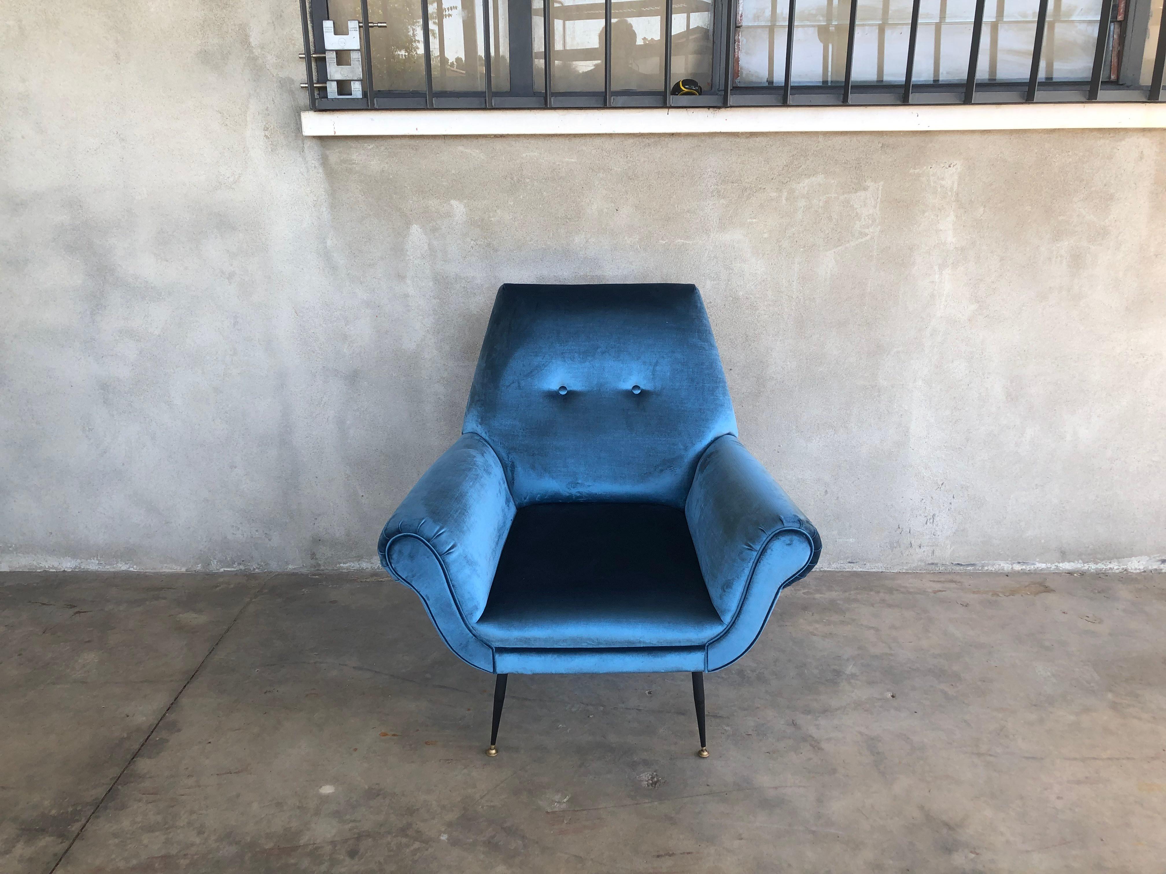 Pair of armchairs designed by Radice, Italy, 1950s. Re-upholstered in electric blue velvet.
Metal legs with brass ending. Excellent conditions.
Size: 84 x 64 x H 90 cm - 33.07