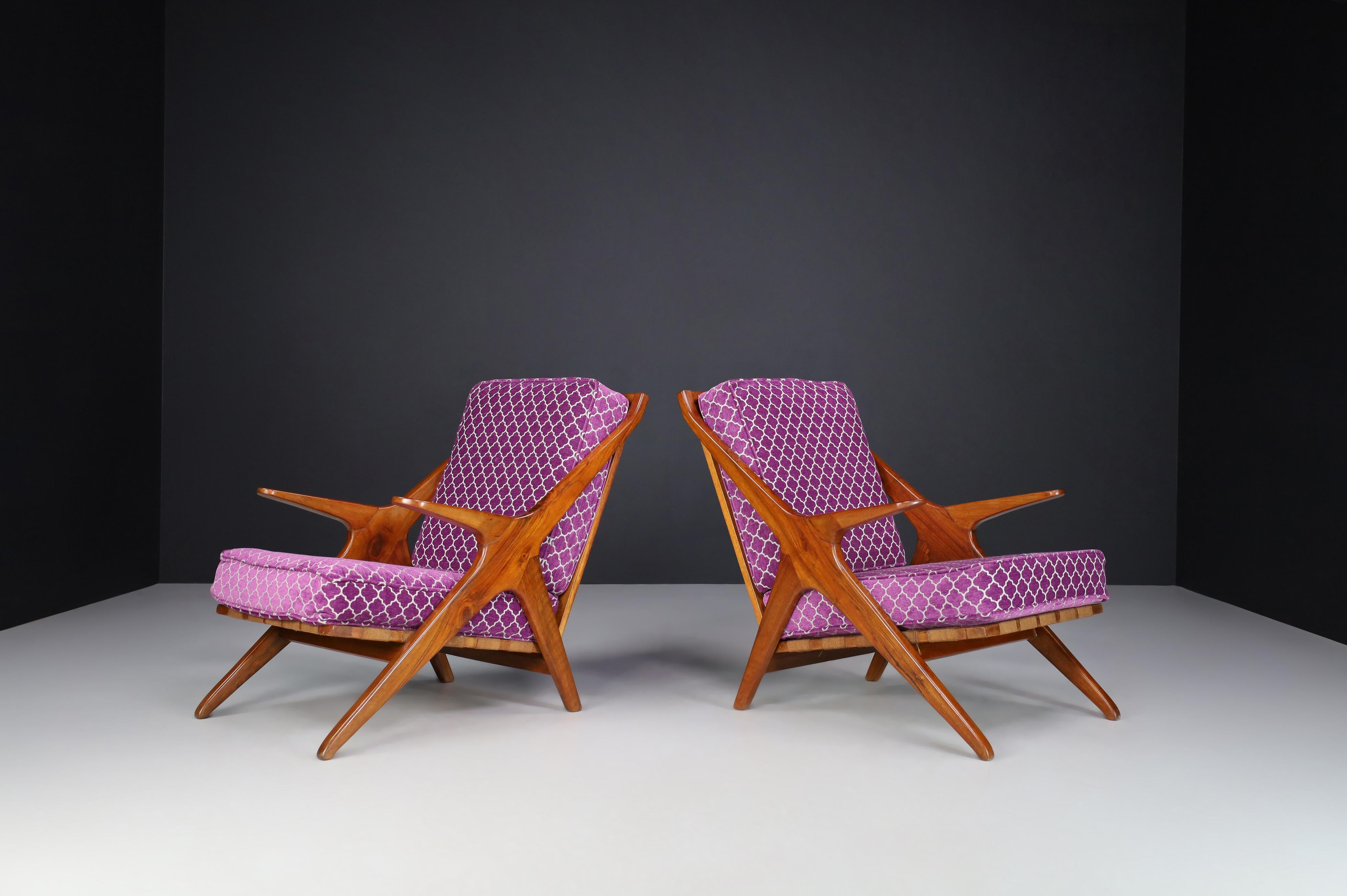 Mid-Century Elegant Armchairs in Walnut and Original Fabric, Italy 1950s

Pair of two elegant armchairs in walnut and original fabric in good vintage condition, Italy 1950s. These armchairs - lounge chairs would make an eye-catching addition to