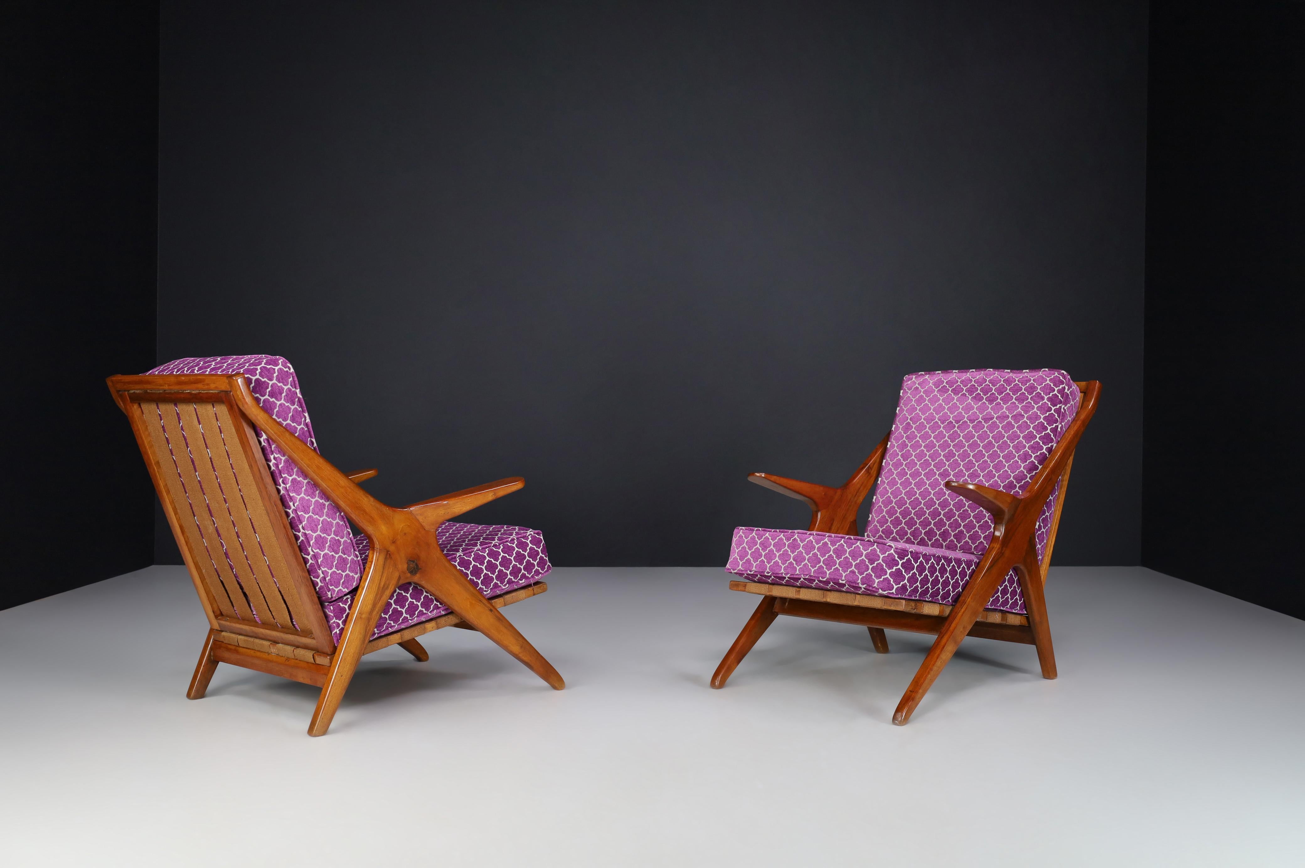 Mid-Century Elegant Armchairs in Walnut and Original Fabric, Italy 1950s In Good Condition For Sale In Almelo, NL