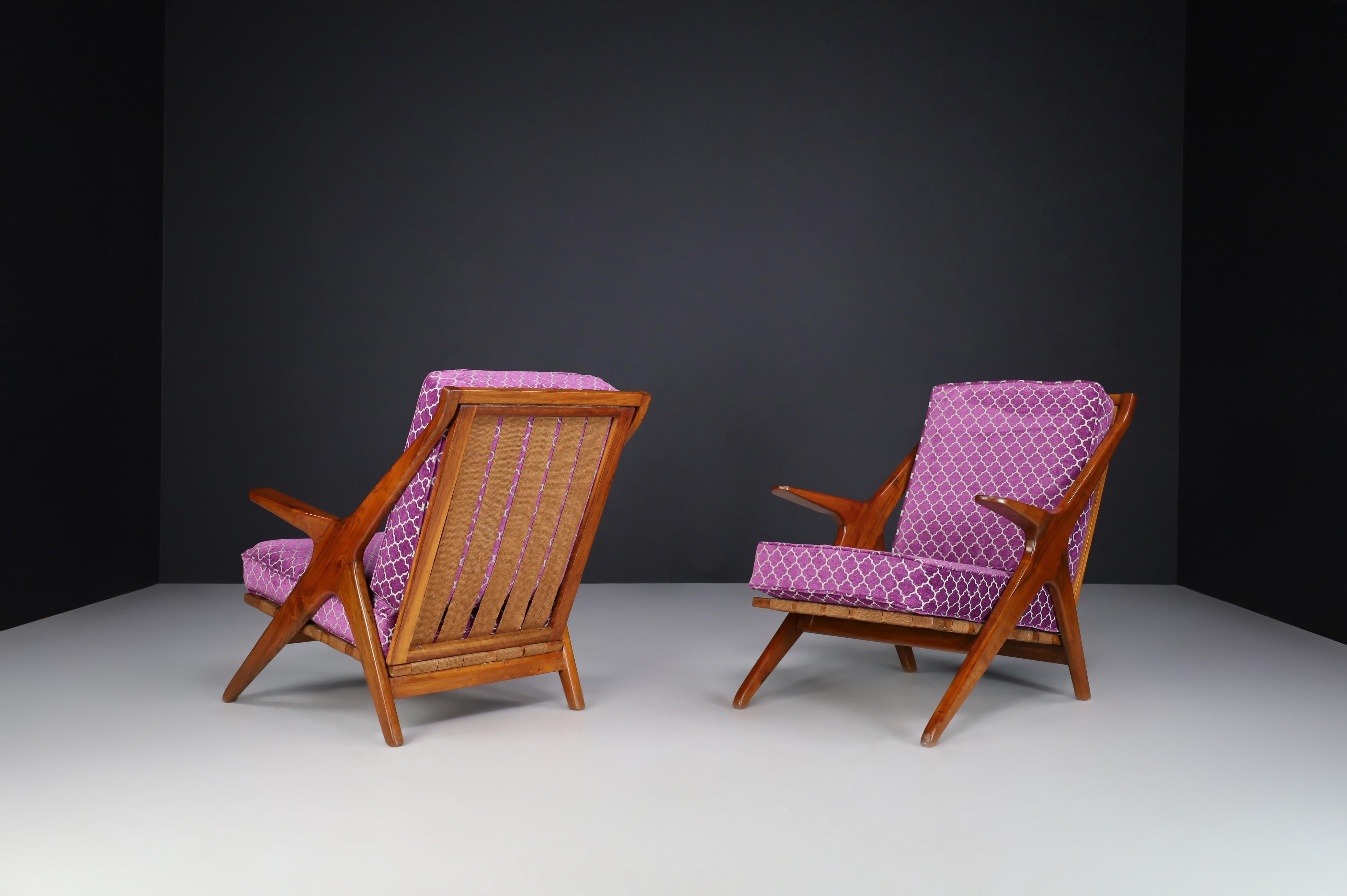 Mid-Century Elegant Armchairs in Walnut and Original Fabric, Italy 1950s For Sale 1