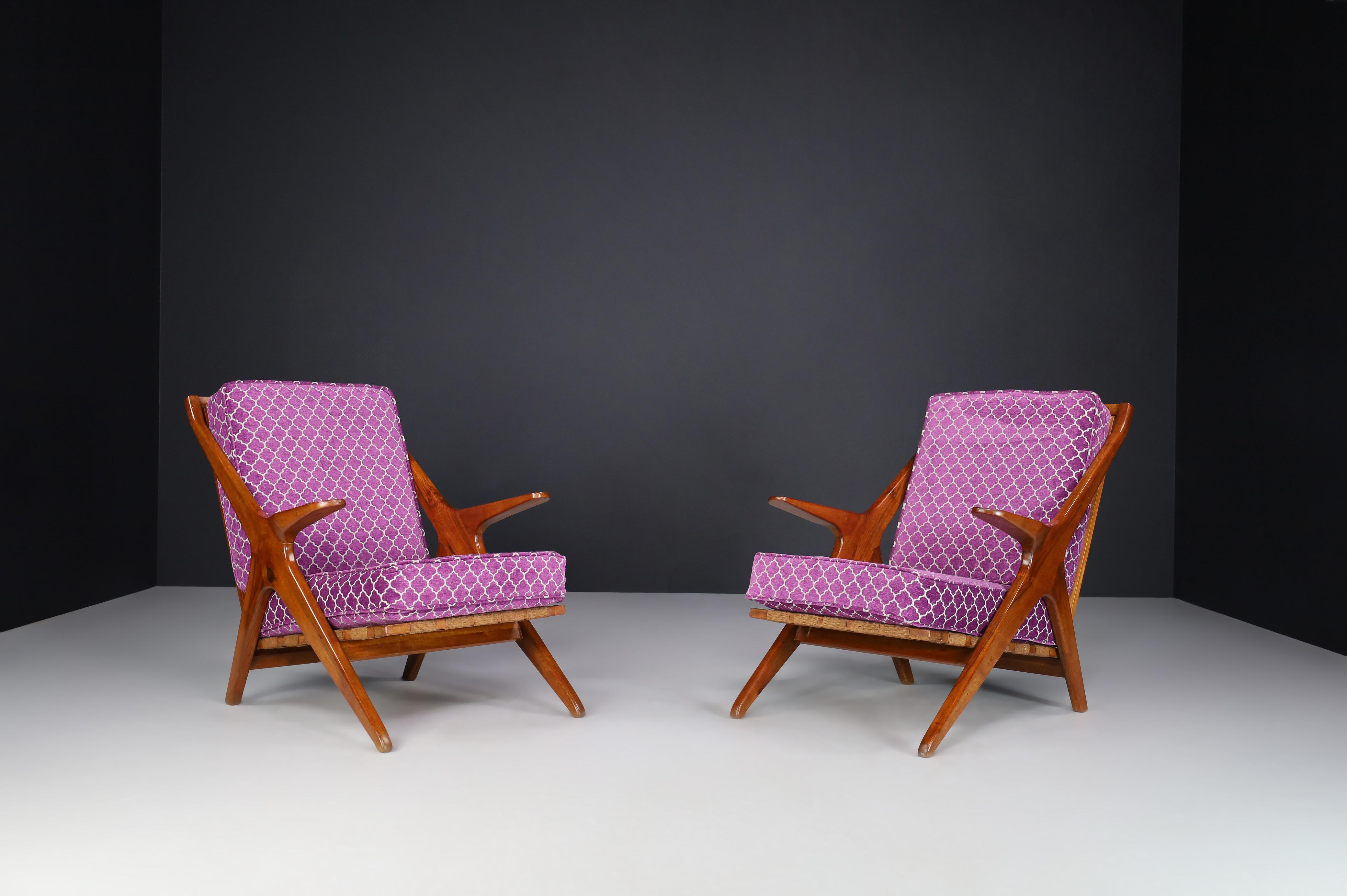 Mid-Century Elegant Armchairs in Walnut and Original Fabric, Italy 1950s For Sale 2