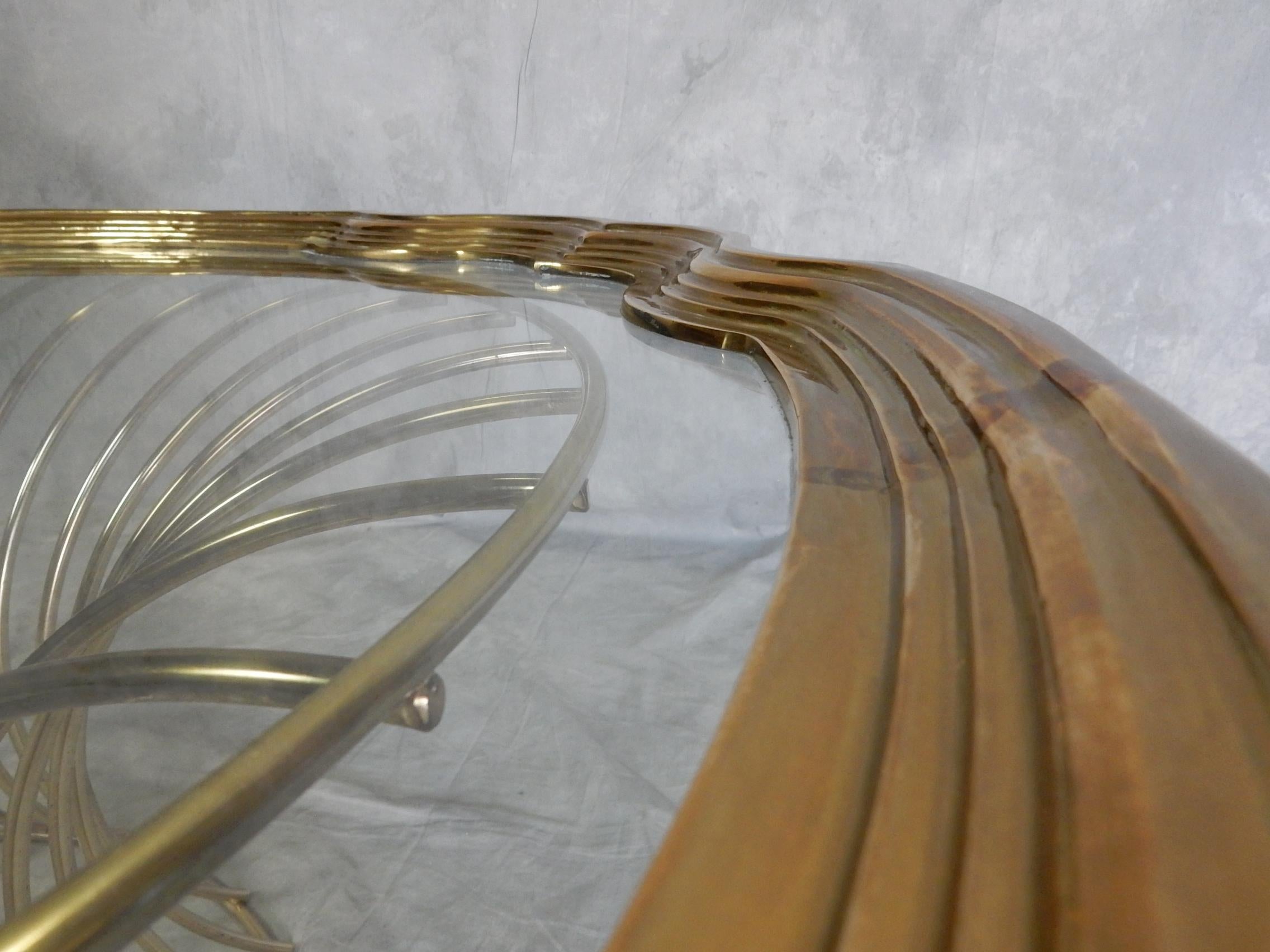 Elegante mesa de cóctel de alambre de latón y cristal enmarcado de mediados de siglo siglo XX en venta
