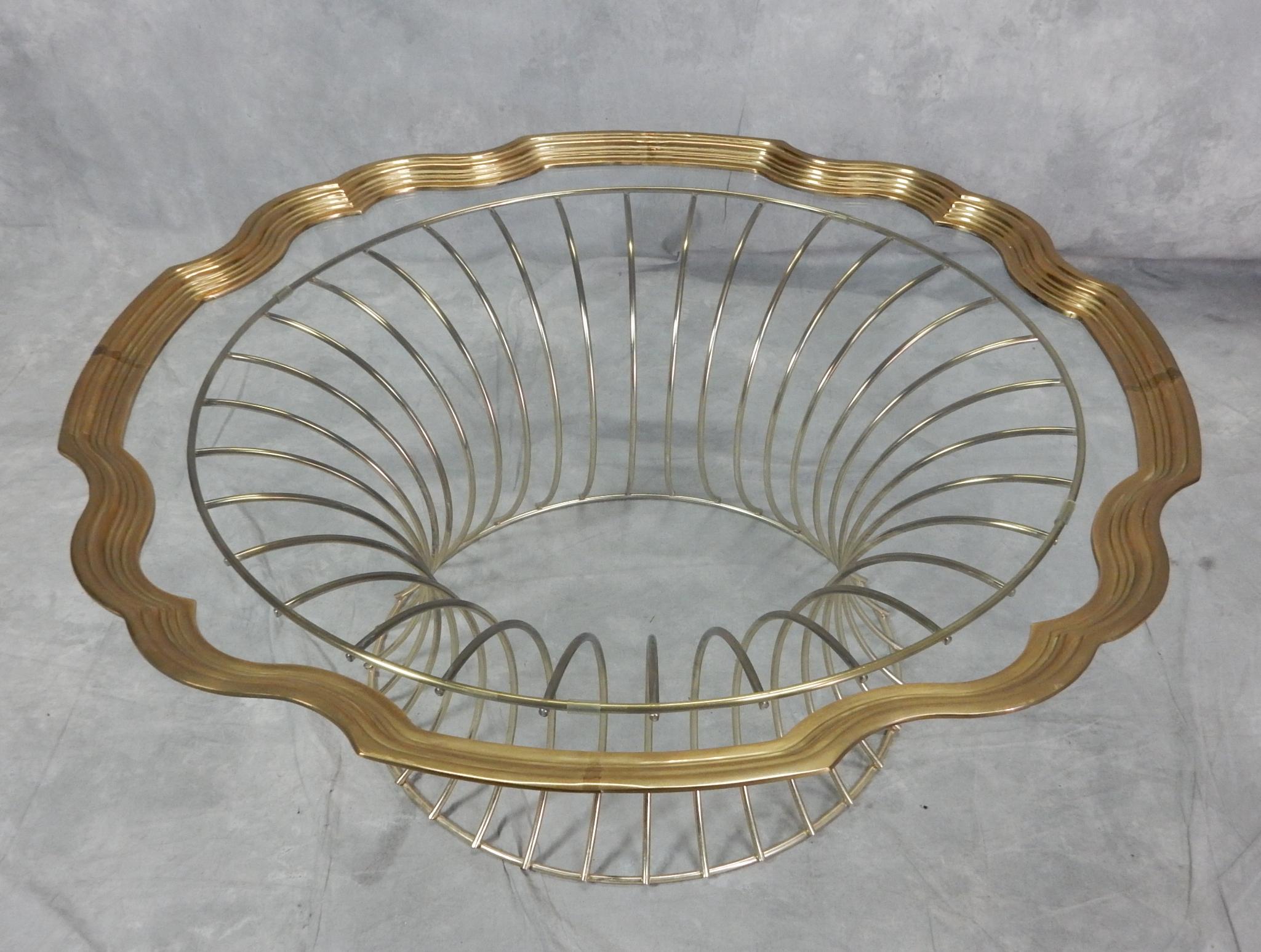 20th Century Mid-Century Elegant Brass Wire and Framed Glass Cocktail Tray Table For Sale