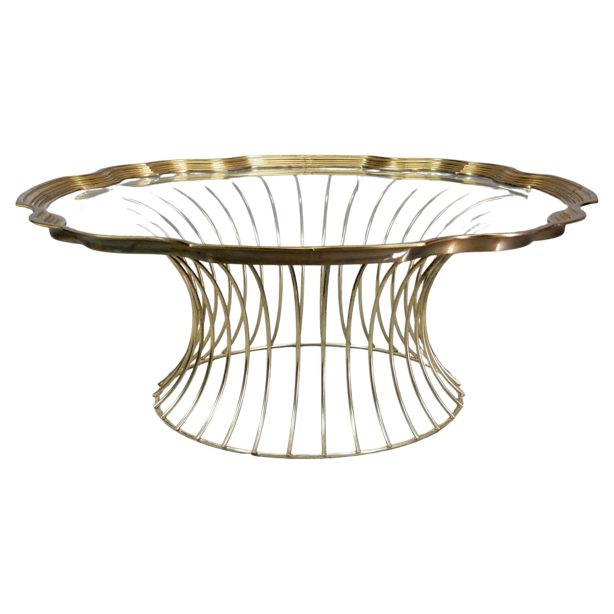 Elegante mesa de cóctel de alambre de latón y cristal enmarcado de mediados de siglo en venta