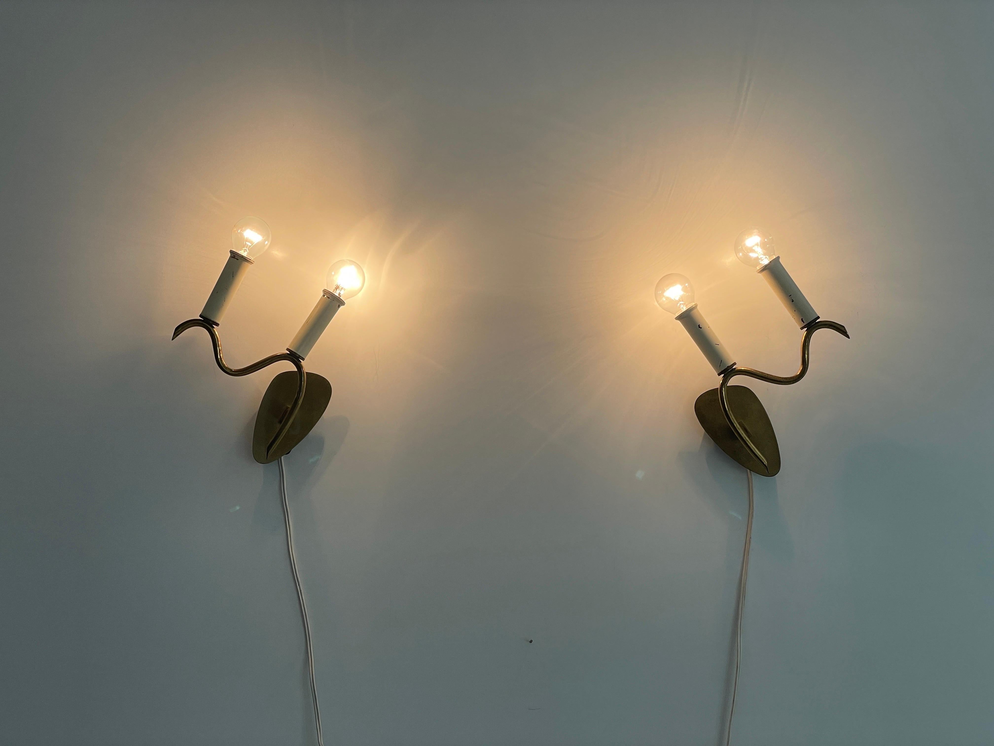 Coppia di lampade a doppia presa in ottone curvato di metà secolo, 1950, Germania in vendita 3