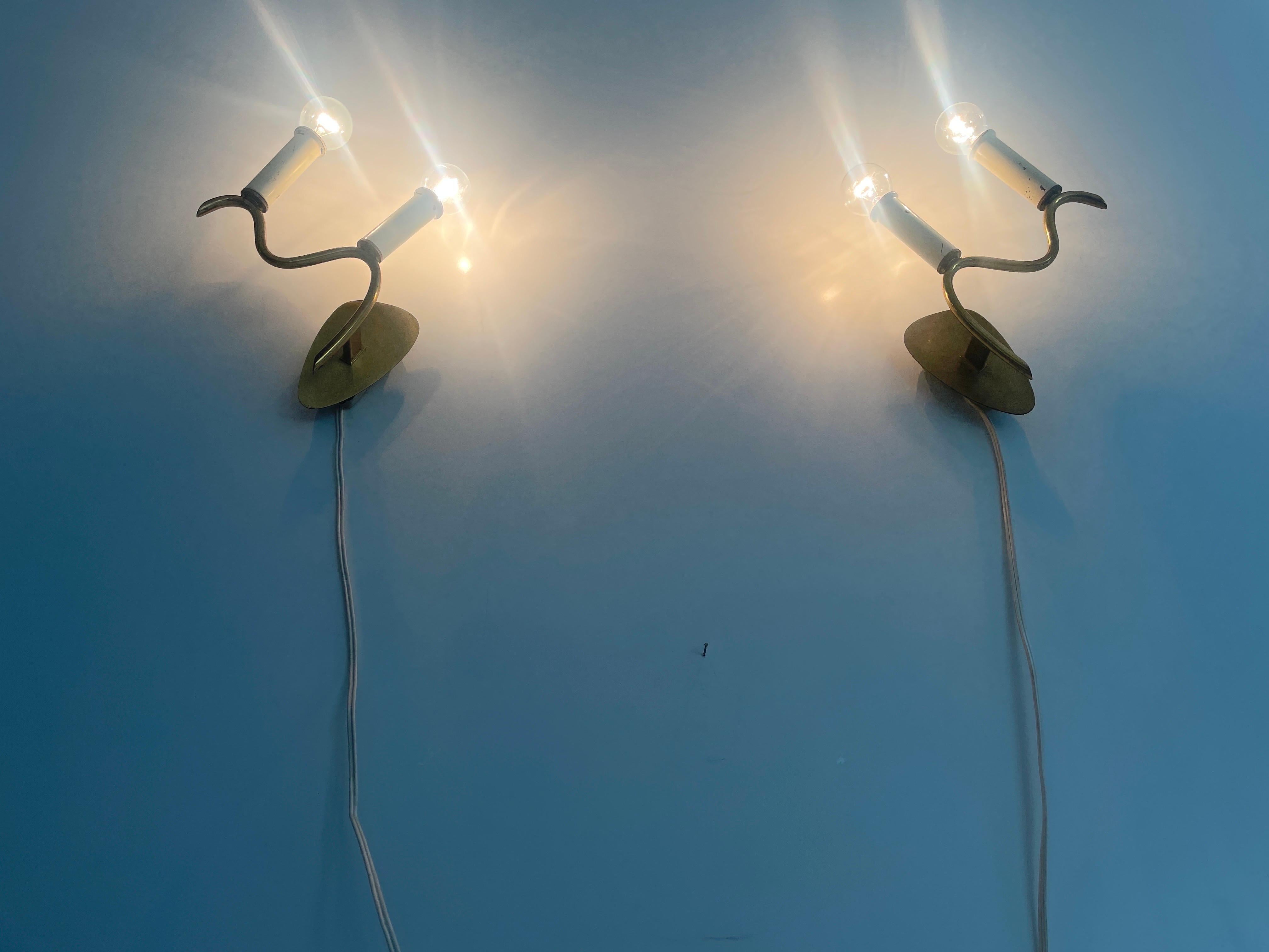 Coppia di lampade a doppia presa in ottone curvato di metà secolo, 1950, Germania in vendita 4