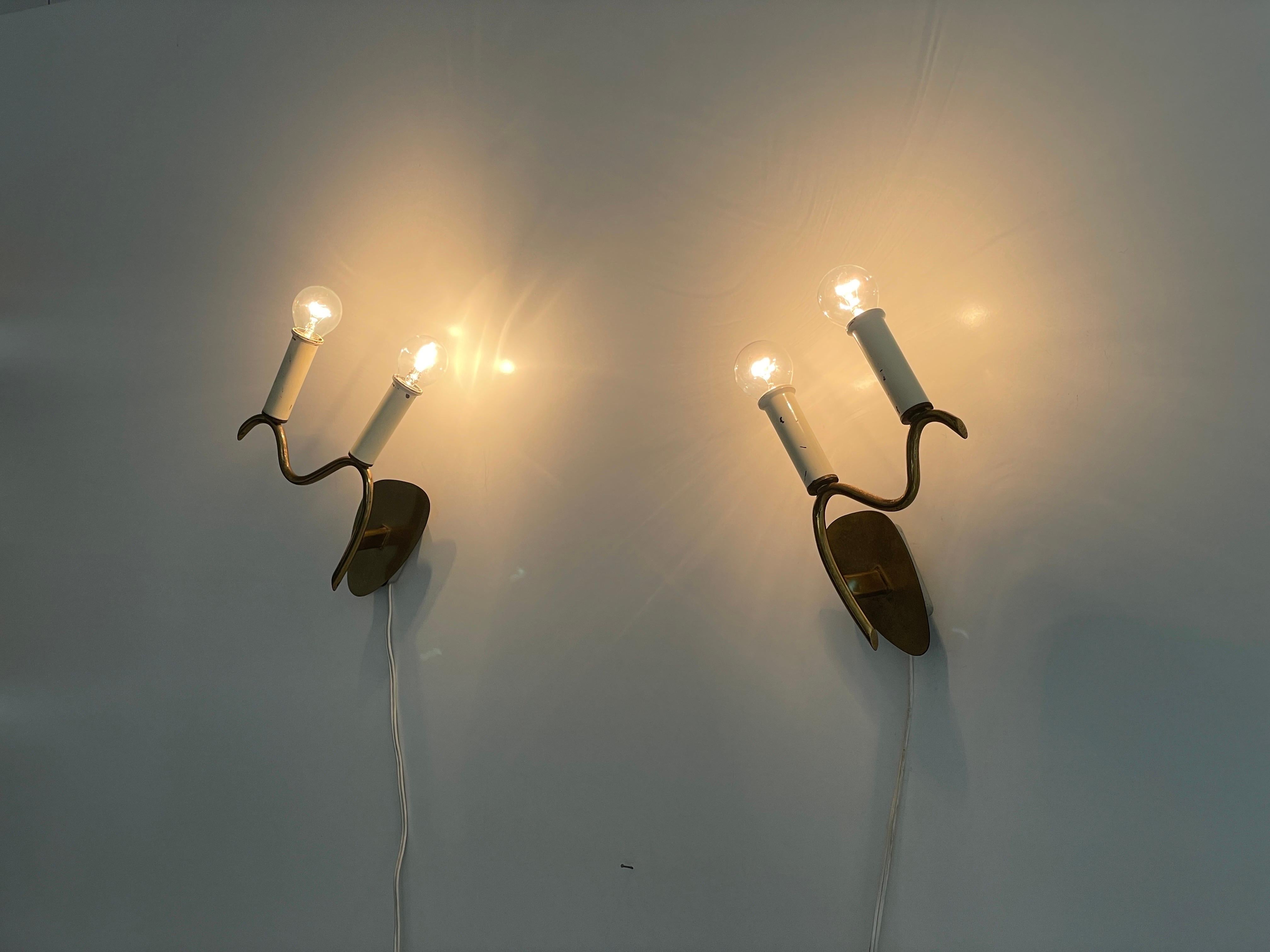 Coppia di lampade a doppia presa in ottone curvato di metà secolo, 1950, Germania in vendita 5