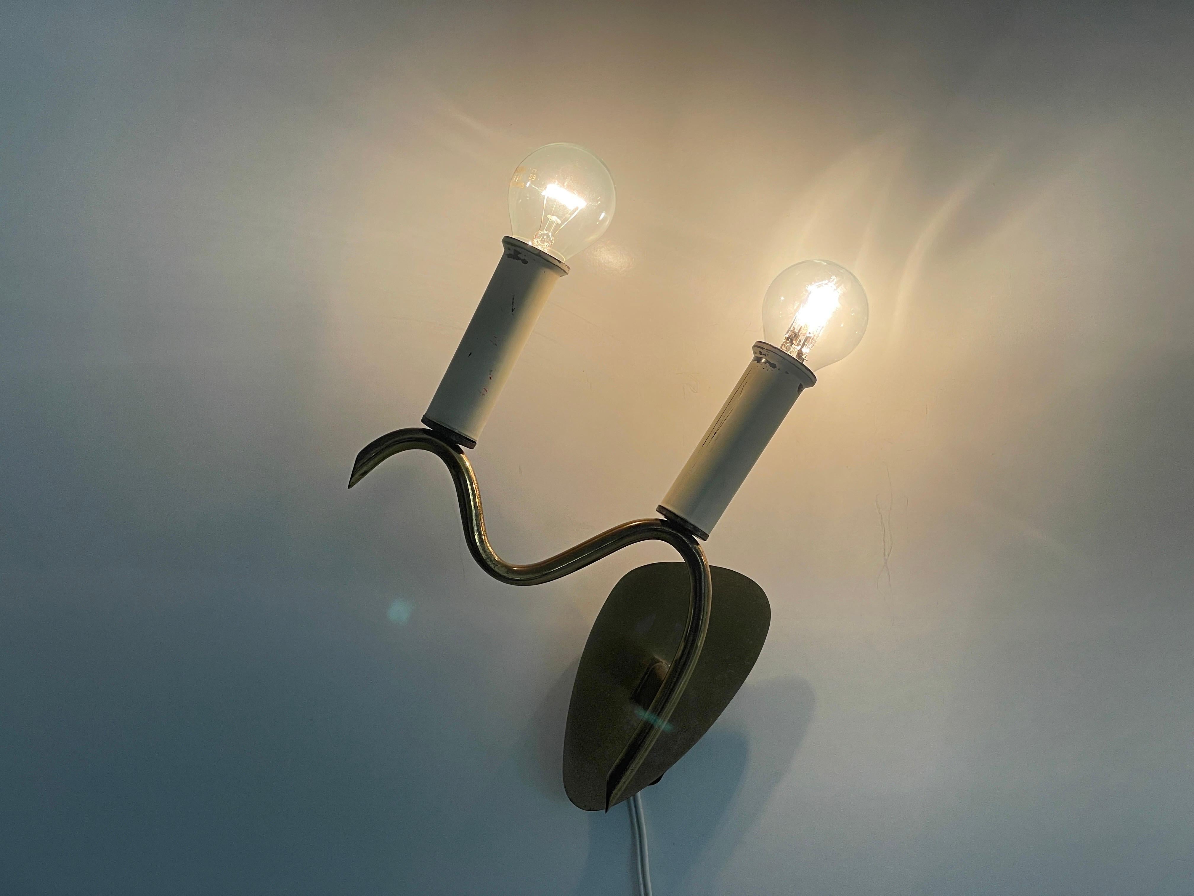 Coppia di lampade a doppia presa in ottone curvato di metà secolo, 1950, Germania in vendita 6