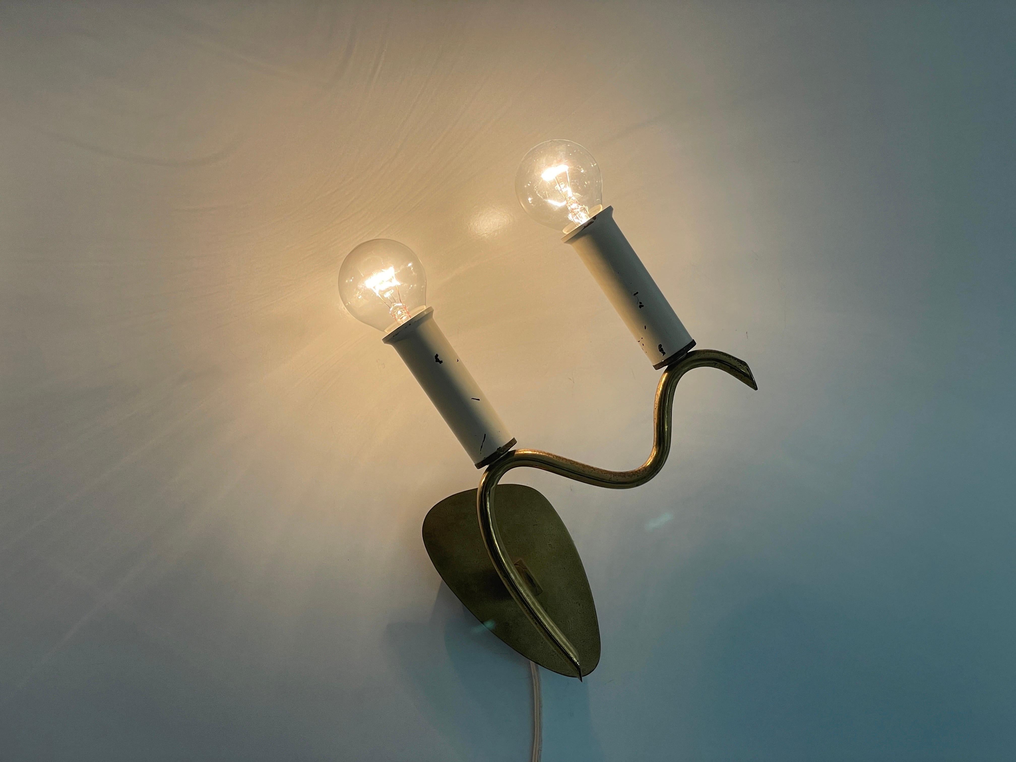 Coppia di lampade a doppia presa in ottone curvato di metà secolo, 1950, Germania in vendita 7