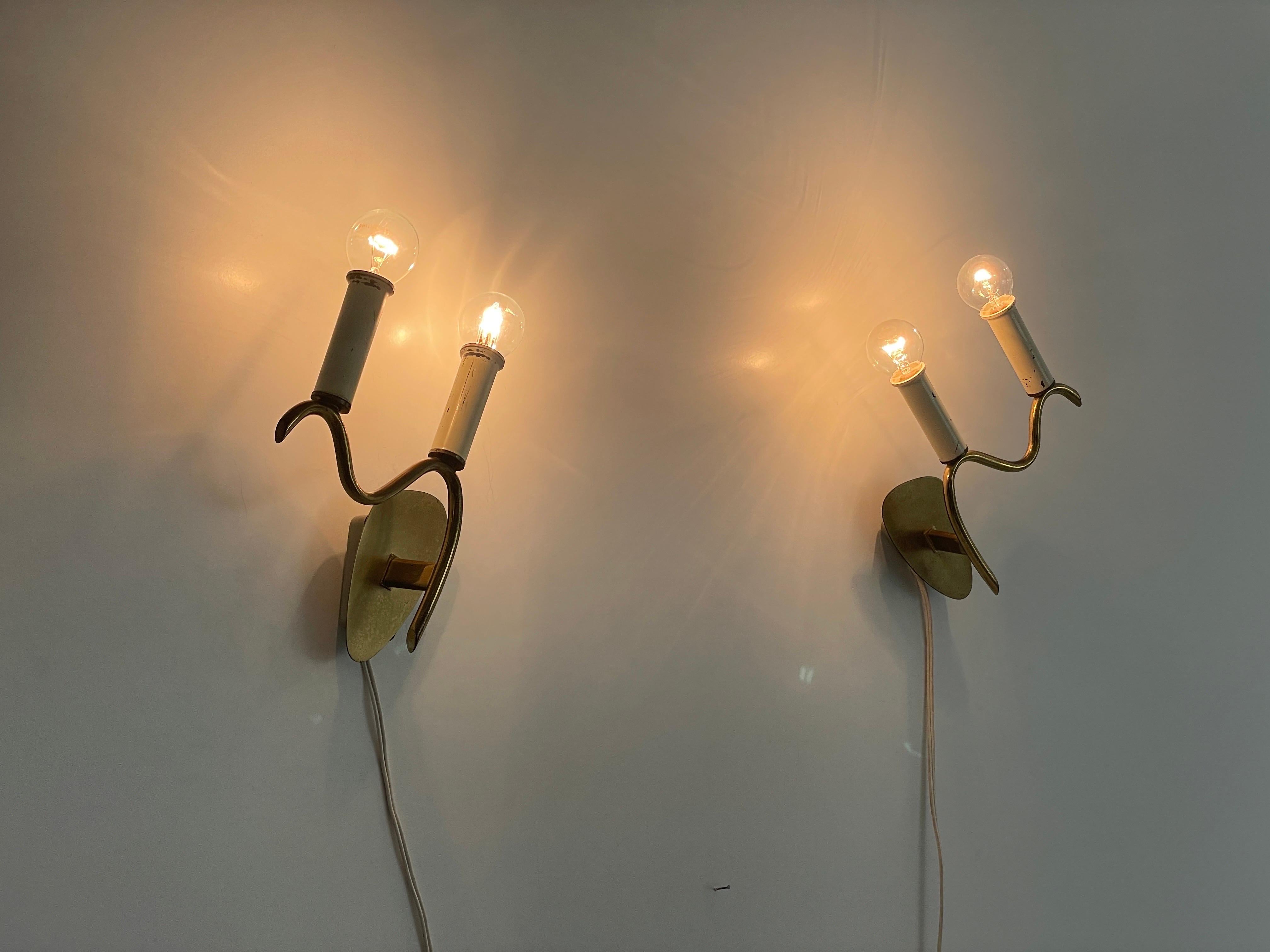 Coppia di lampade a doppia presa in ottone curvato di metà secolo, 1950, Germania in vendita 8
