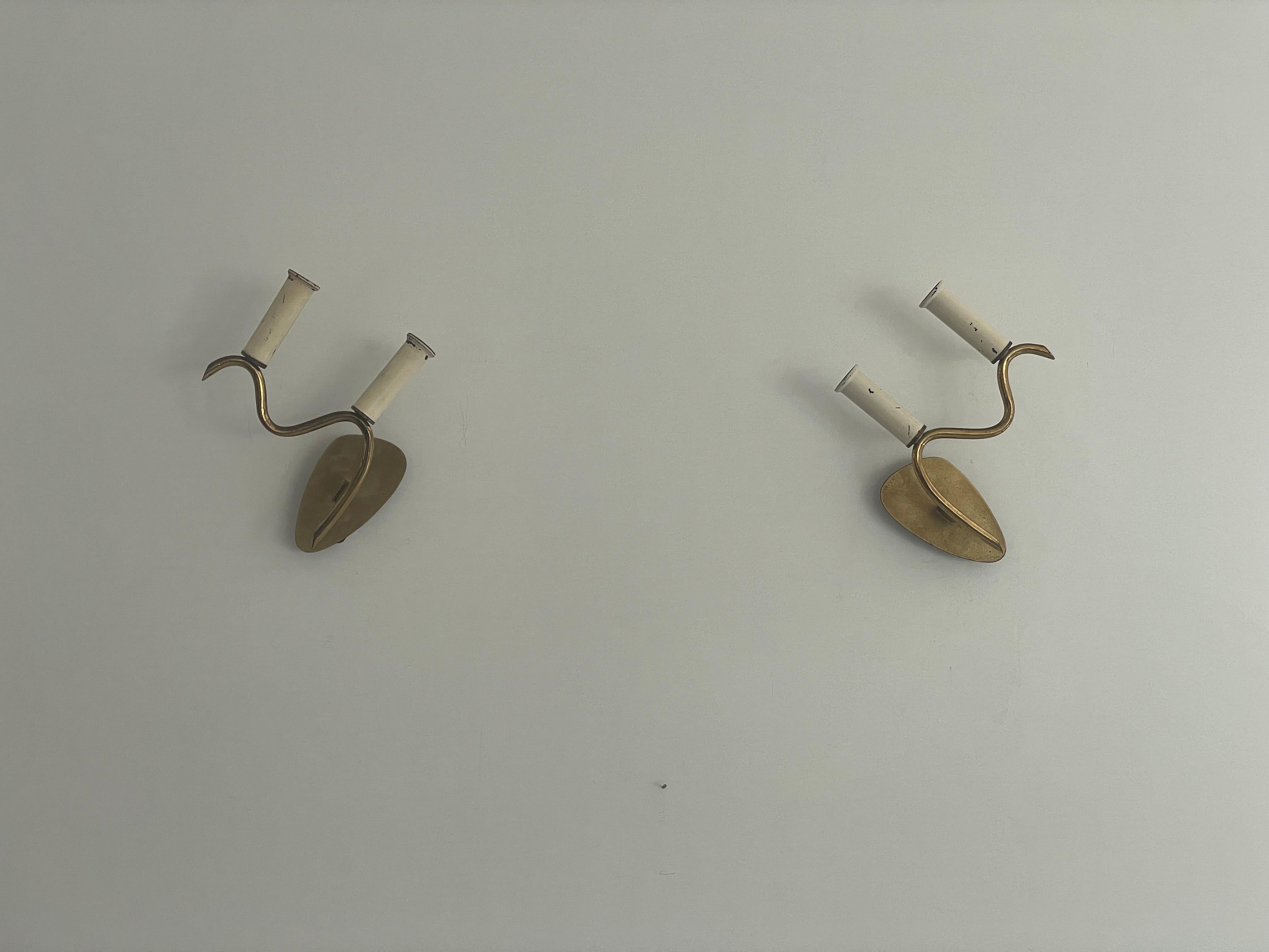Tedesco Coppia di lampade a doppia presa in ottone curvato di metà secolo, 1950, Germania in vendita