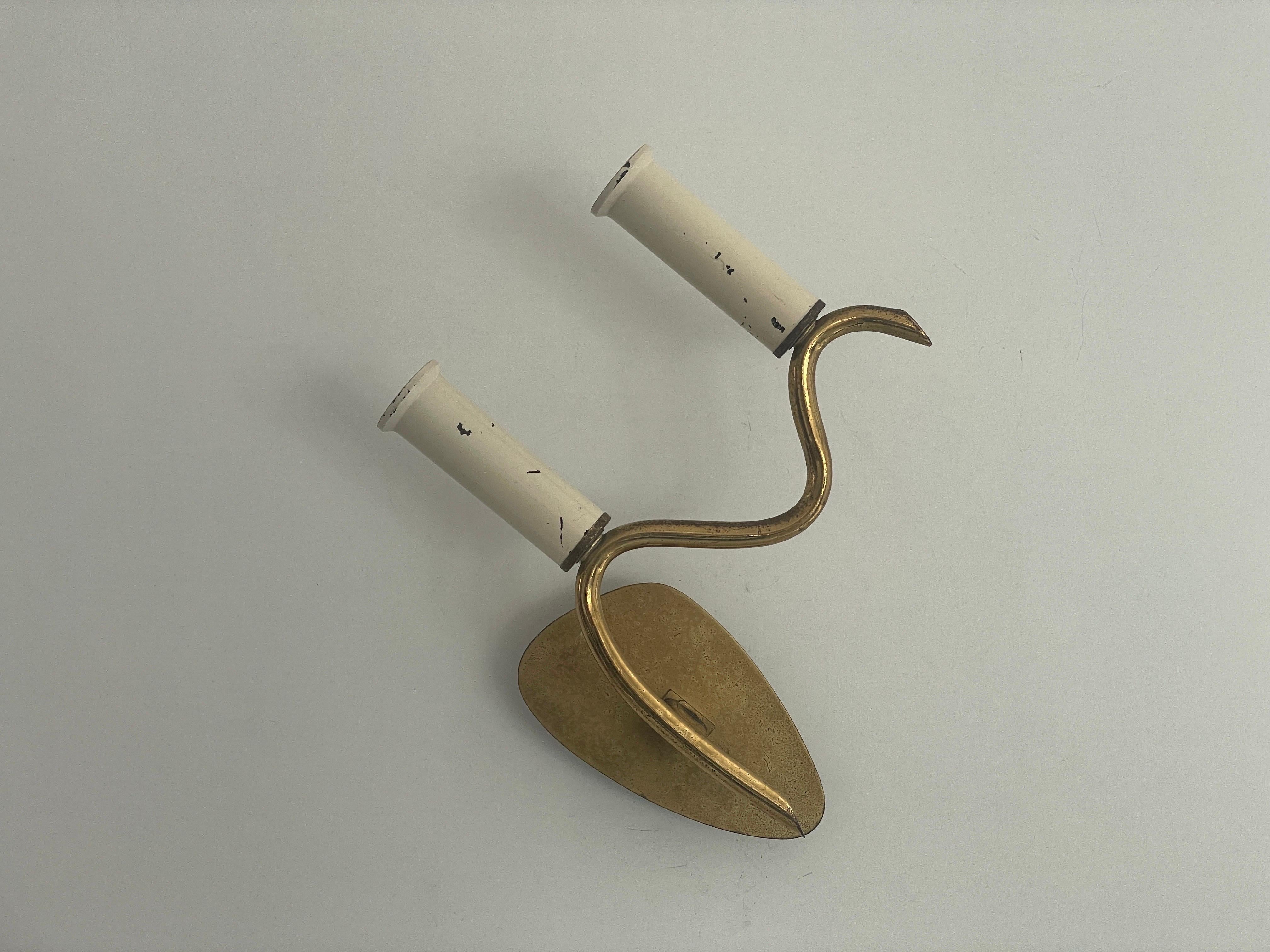 Coppia di lampade a doppia presa in ottone curvato di metà secolo, 1950, Germania In condizioni ottime in vendita a Hagenbach, DE
