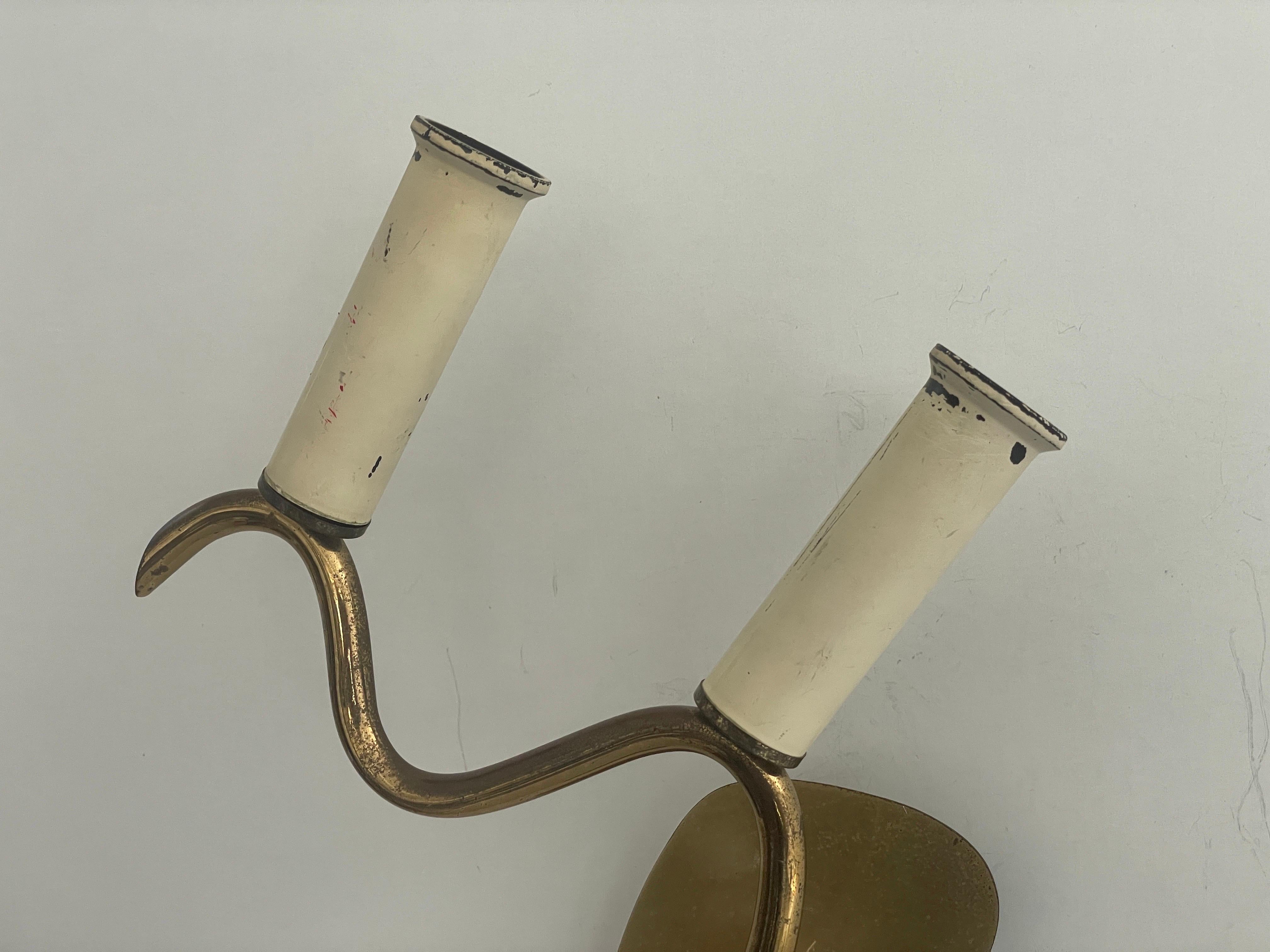 Metallo Coppia di lampade a doppia presa in ottone curvato di metà secolo, 1950, Germania in vendita