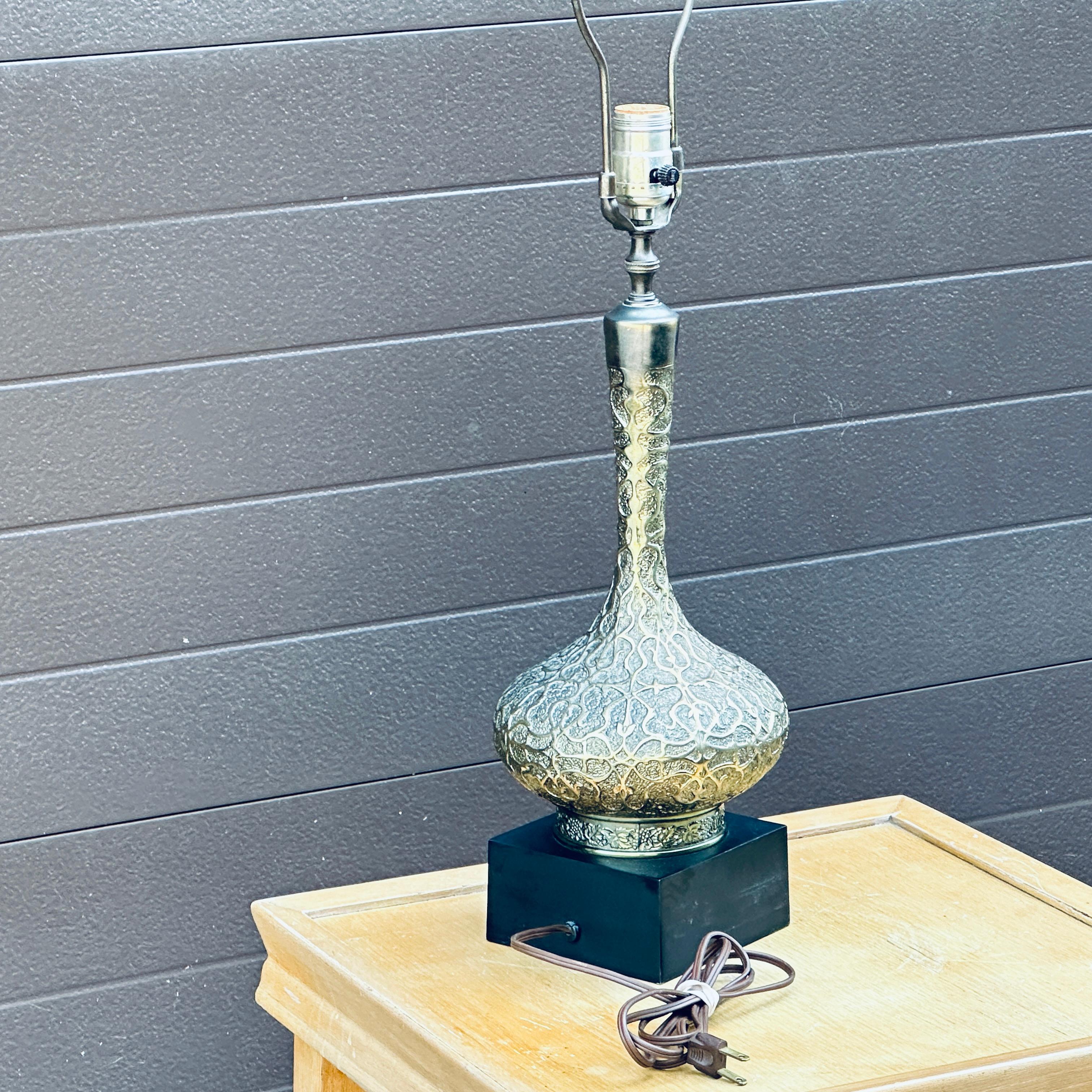 Elegante Lámpara de Mesa Decorativa de Latón Estilo Morisco de Mediados de Siglo en venta 6