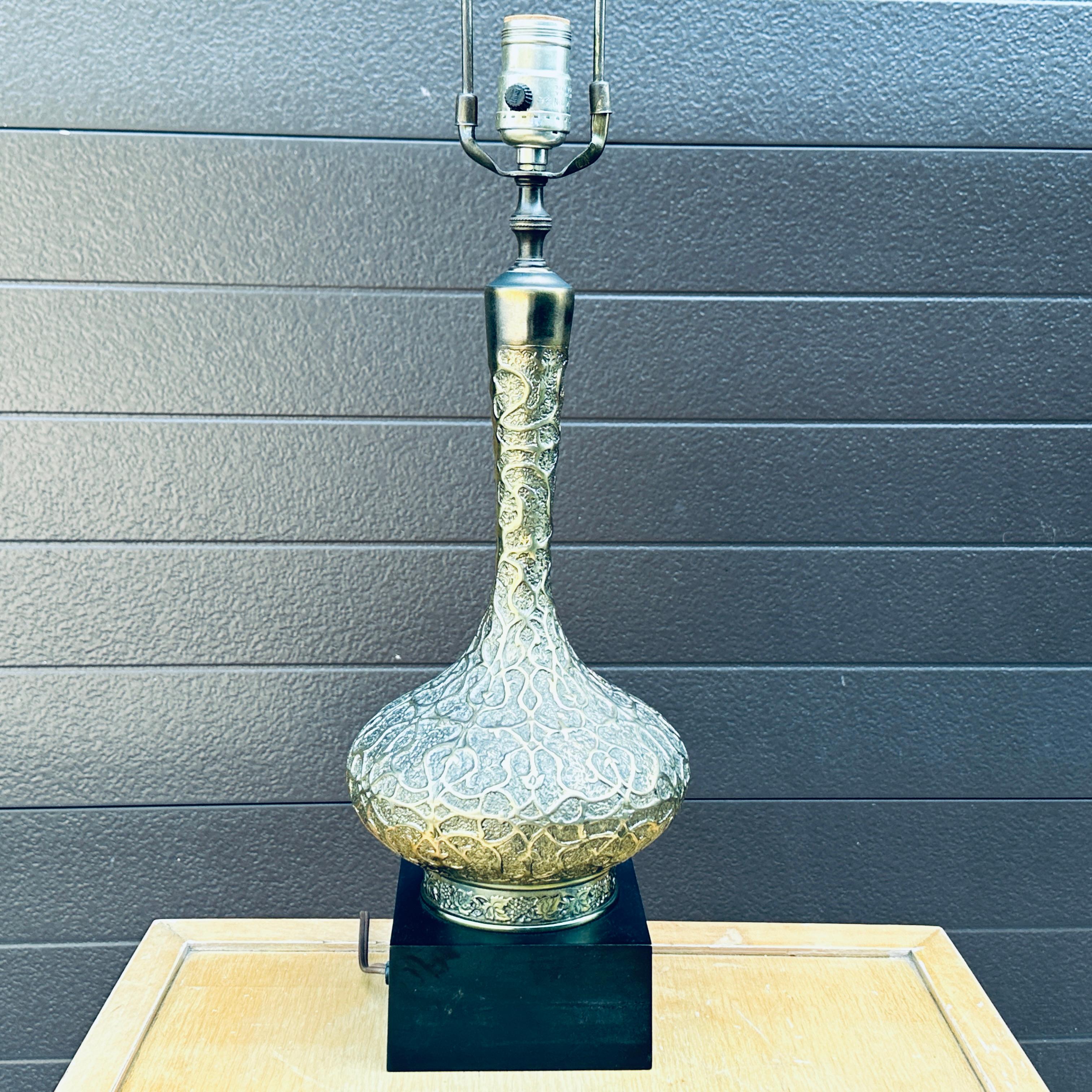 Elegante Lámpara de Mesa Decorativa de Latón Estilo Morisco de Mediados de Siglo Desconocido en venta