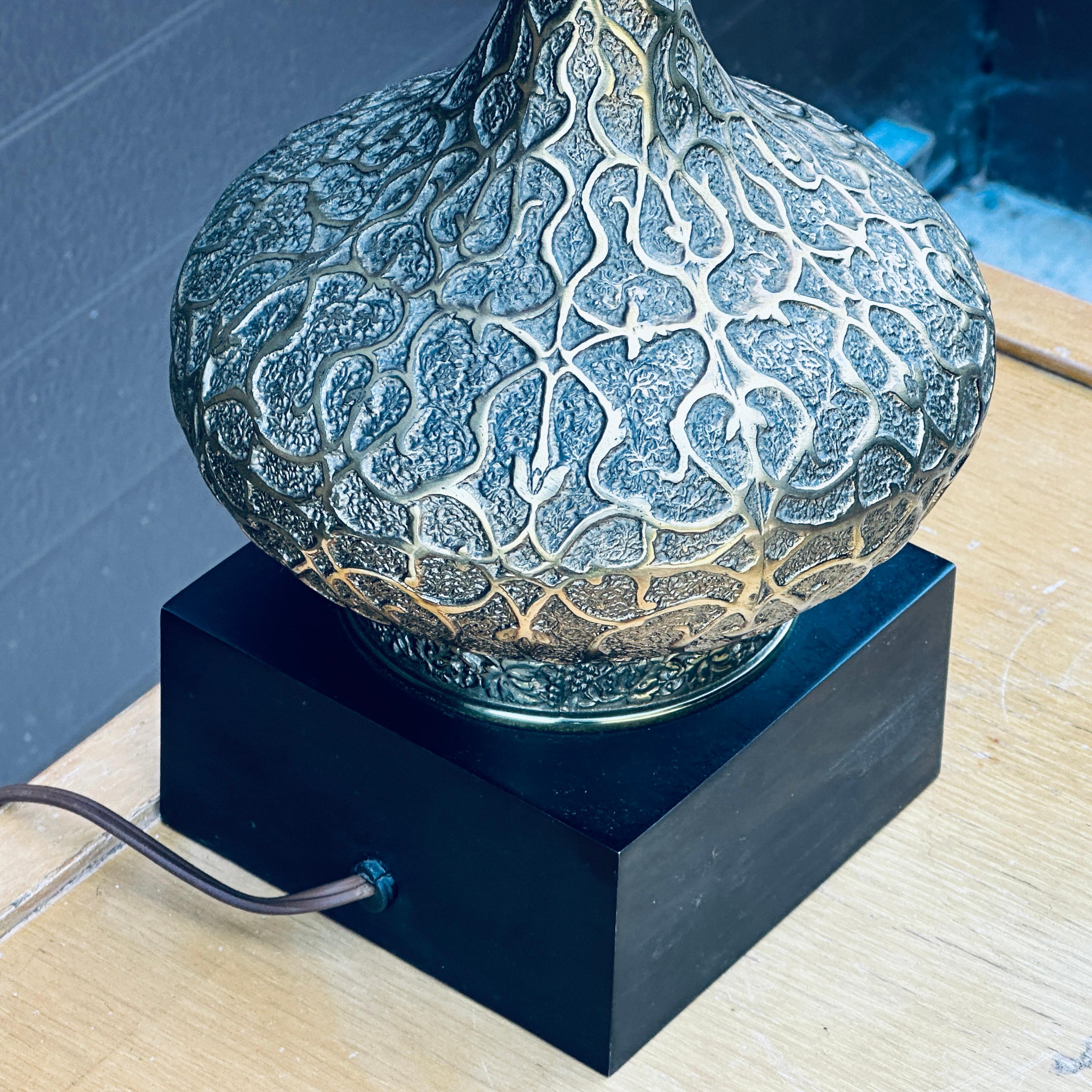 Elegante Lámpara de Mesa Decorativa de Latón Estilo Morisco de Mediados de Siglo Metal en venta