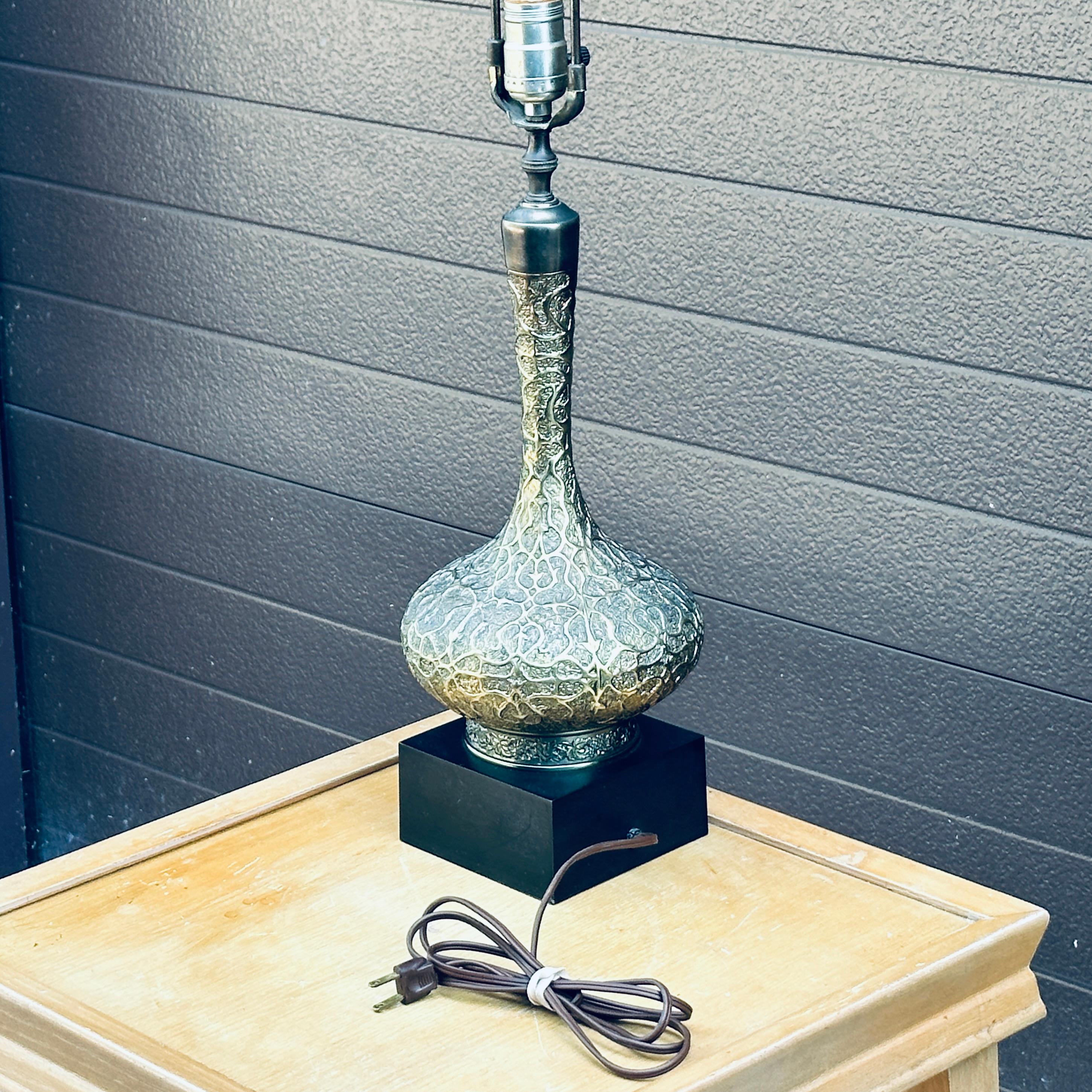 Elegante Lámpara de Mesa Decorativa de Latón Estilo Morisco de Mediados de Siglo en venta 2
