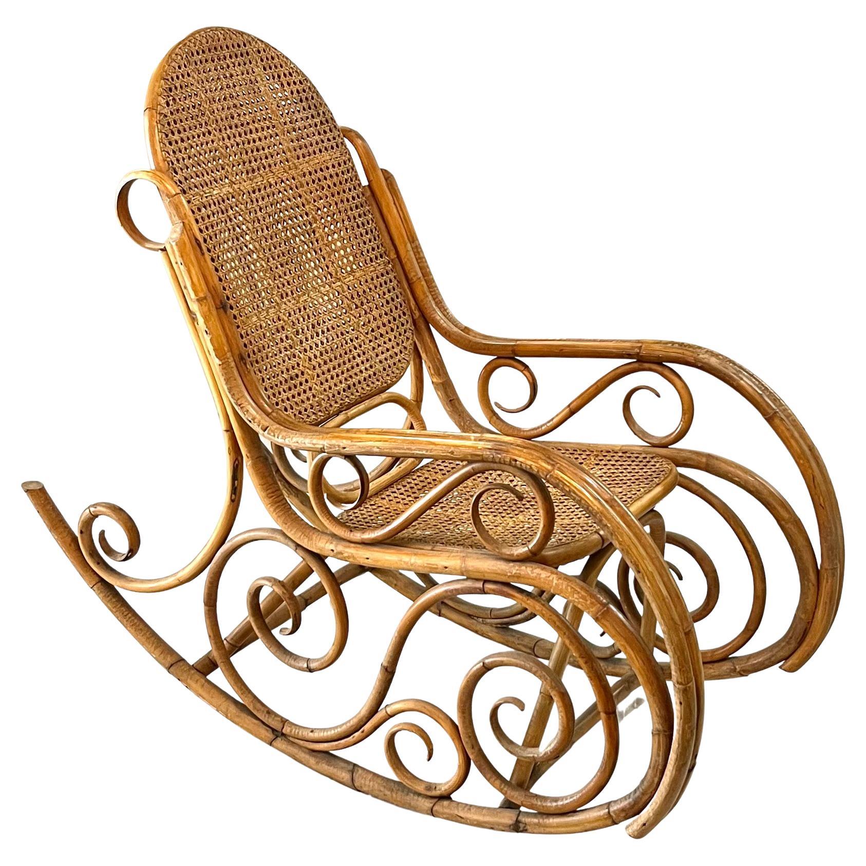 Milieu du siècle  Élégant  Fauteuil à bascule de style Thonet