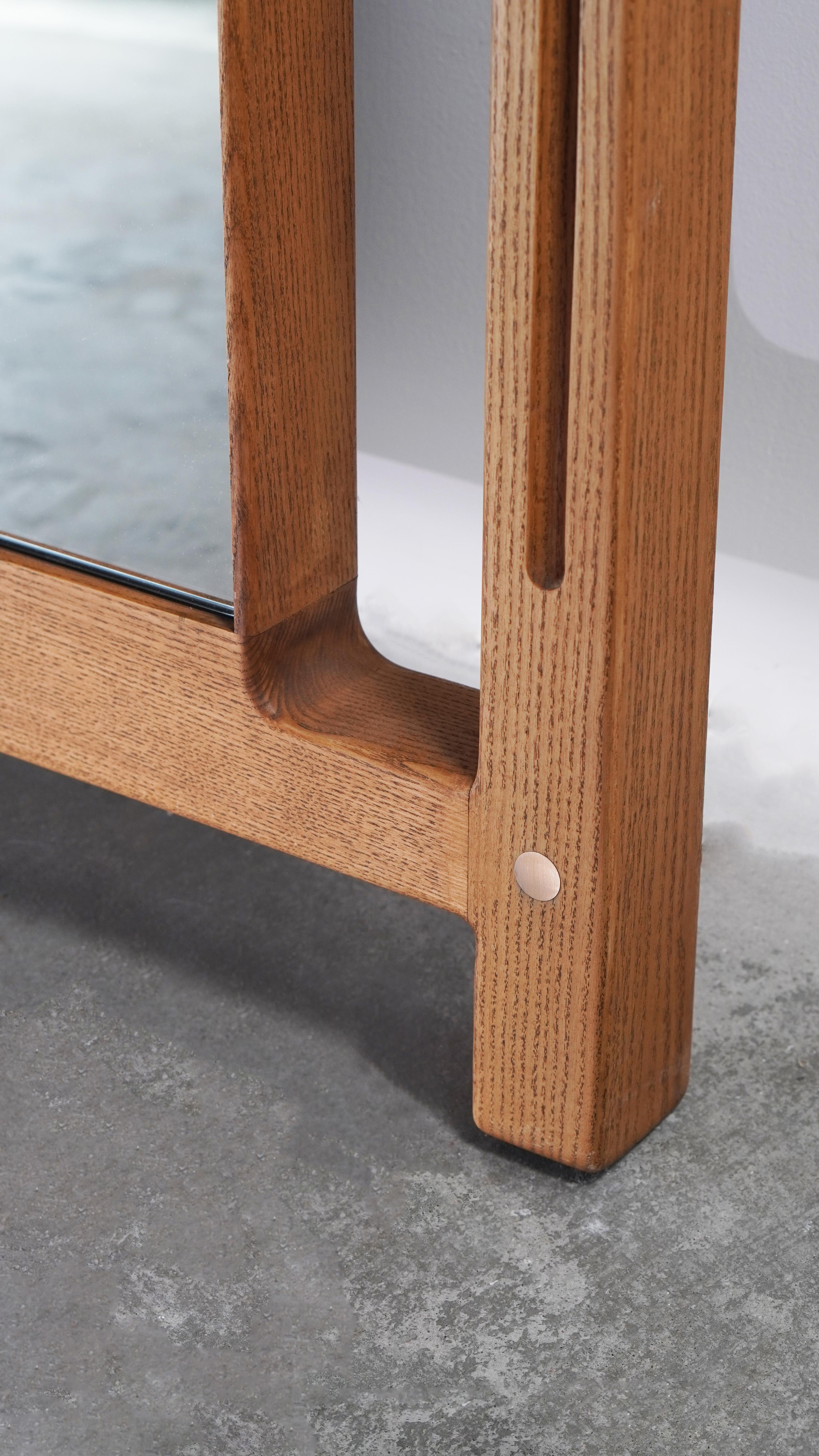 Mid-Century moderno Specchio da terra a figura intera in legno massiccio di metà secolo con ottone massiccio in vendita